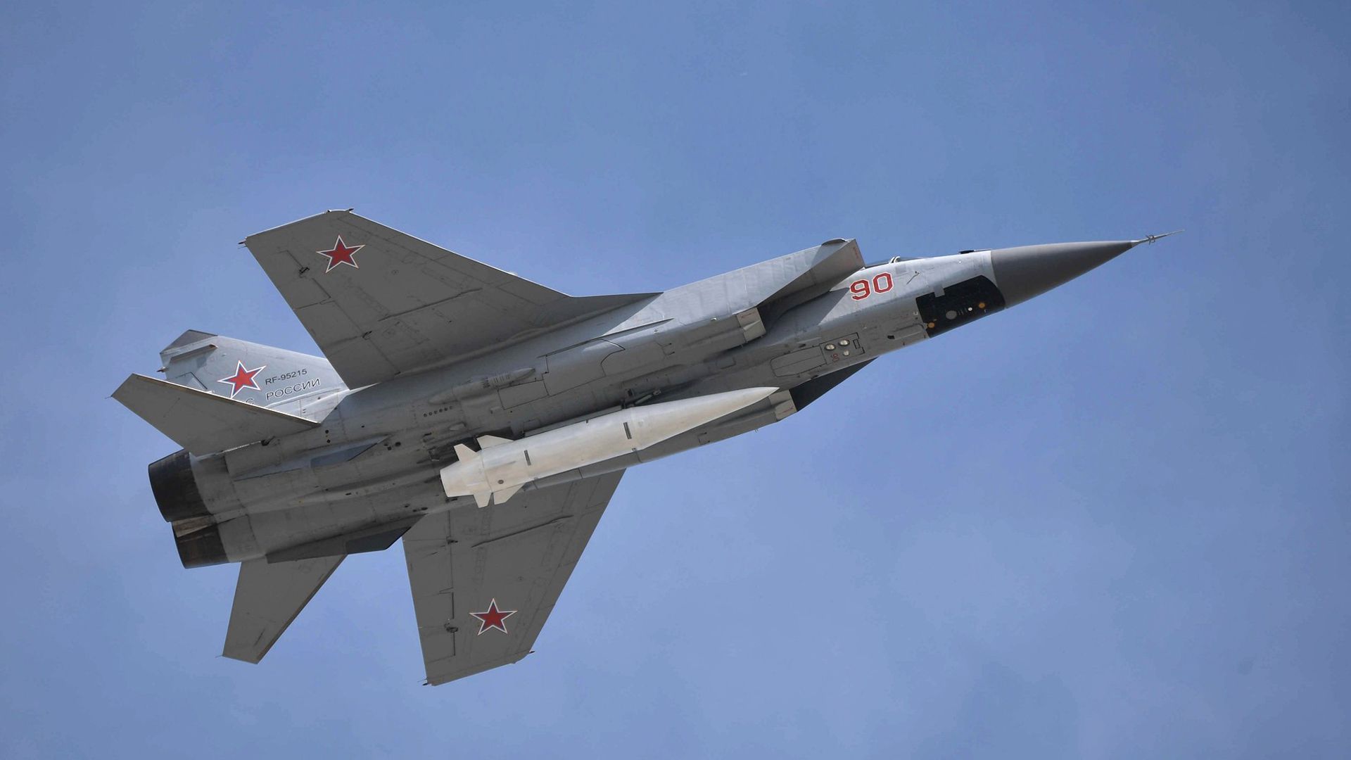 Un avión ruso MiG 31 con un misil hipersónico en una foto de archivo (AFP)