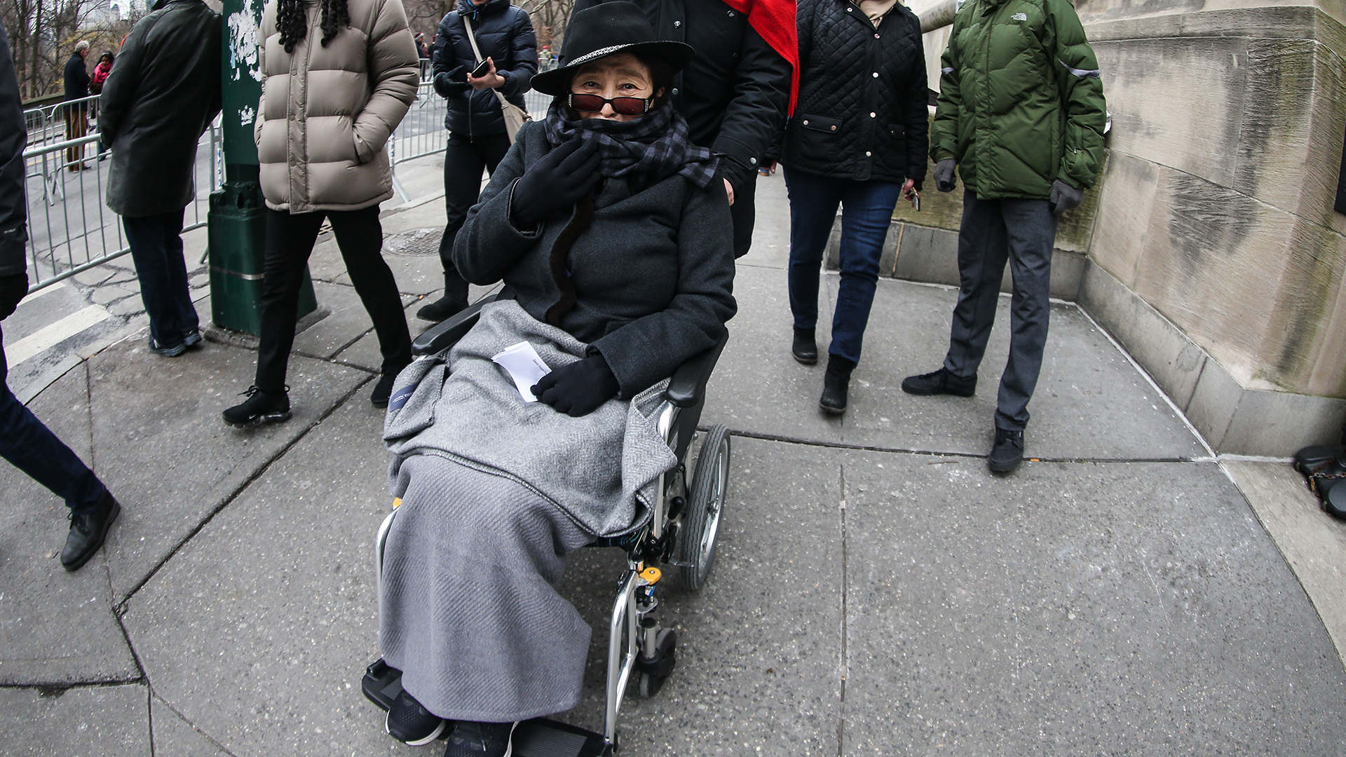 Yoko Ono en Nueva York, 2020, ya en silla de ruedas (Foto: William Volcov/Shutterstock)