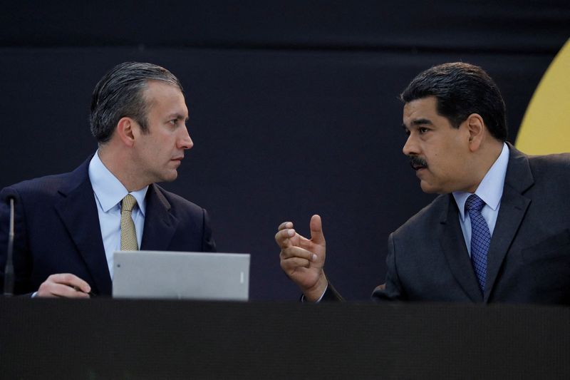 FOTO ARCHIVO: El presidente de Venezuela, Nicolás Maduro, habla con Tareck El Aissami (REUTERS/Marco Bello)