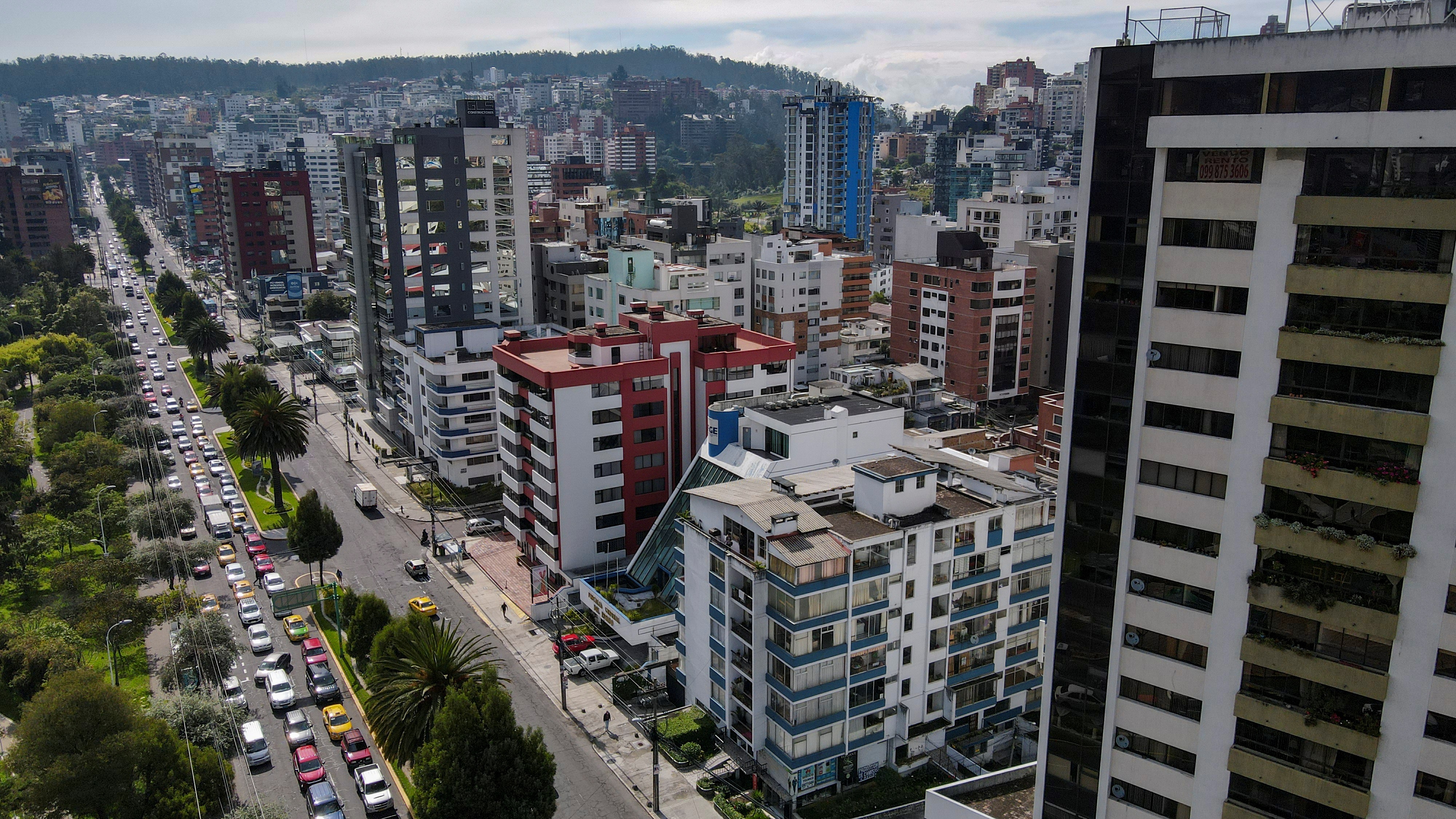 Fotografía del 16 de junio de 2021, tomada desde un dron, que muestra la zona norte de la ciudad de Quito (Ecuador). EFE/Jose Jacome
