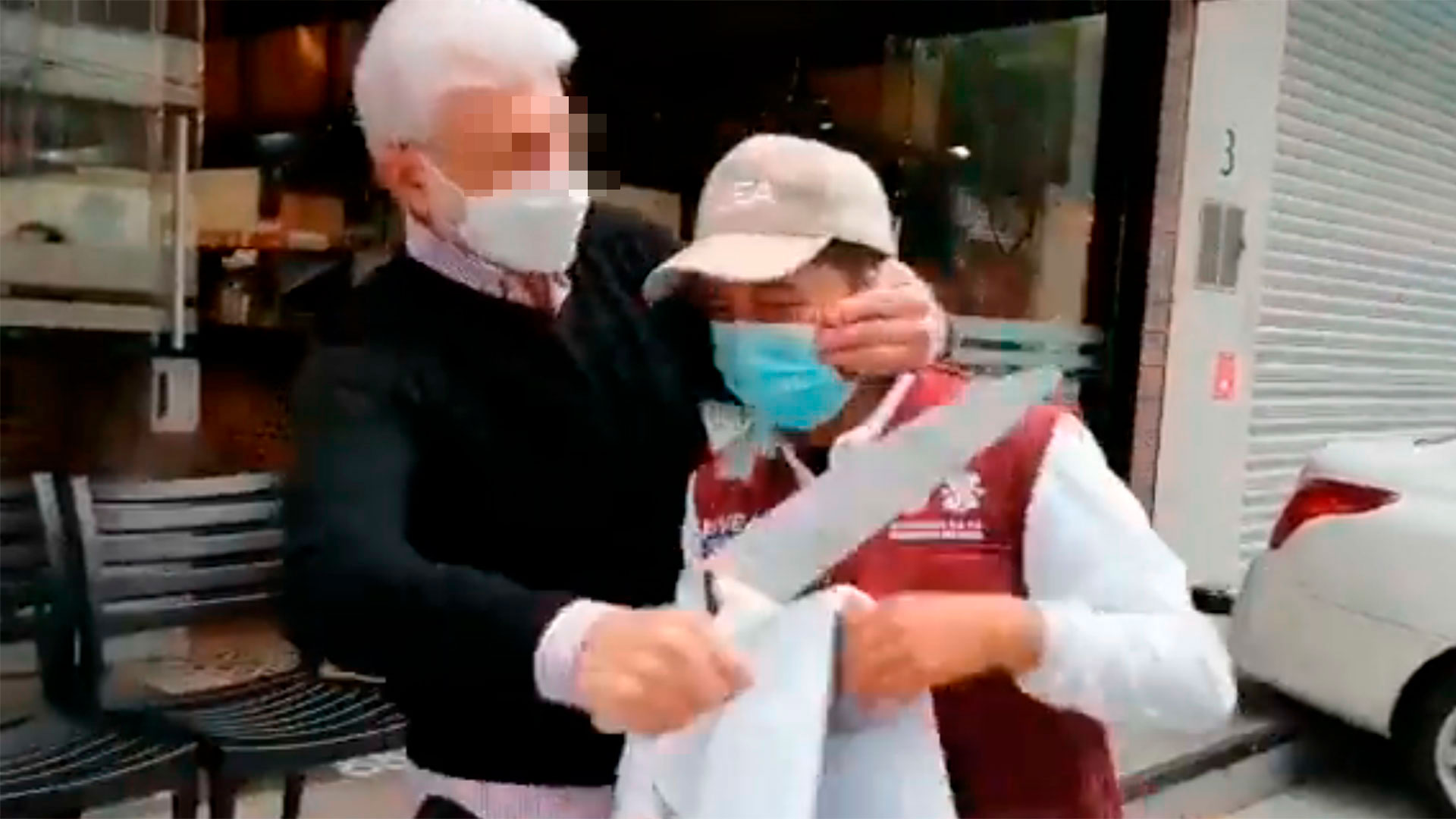 El papá de Mauricio Tabe amenazó con un cuchillo a un empleado de la CDMX (Captura de pantalla: Twitter @ObservaMH) 