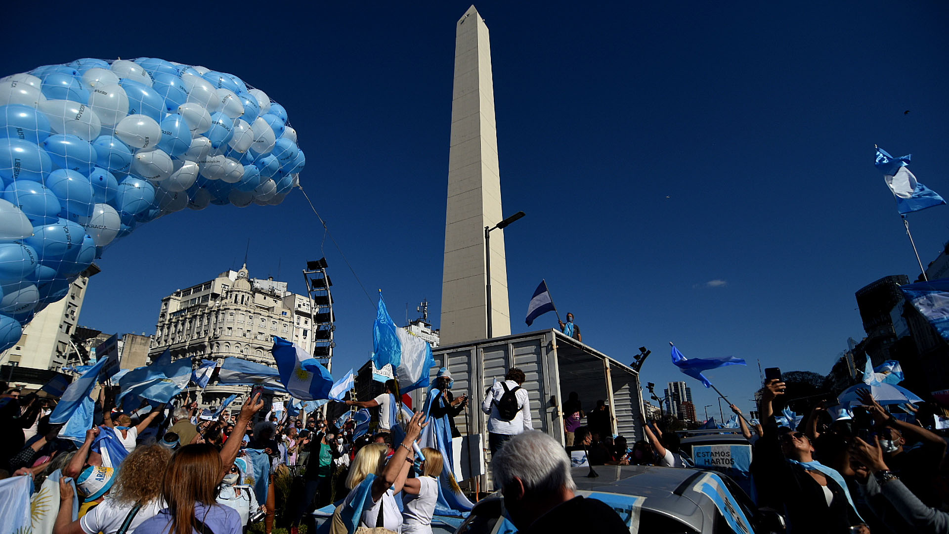 Sobre el final de la movilización en el Obelisco se realizó una suelta de globos