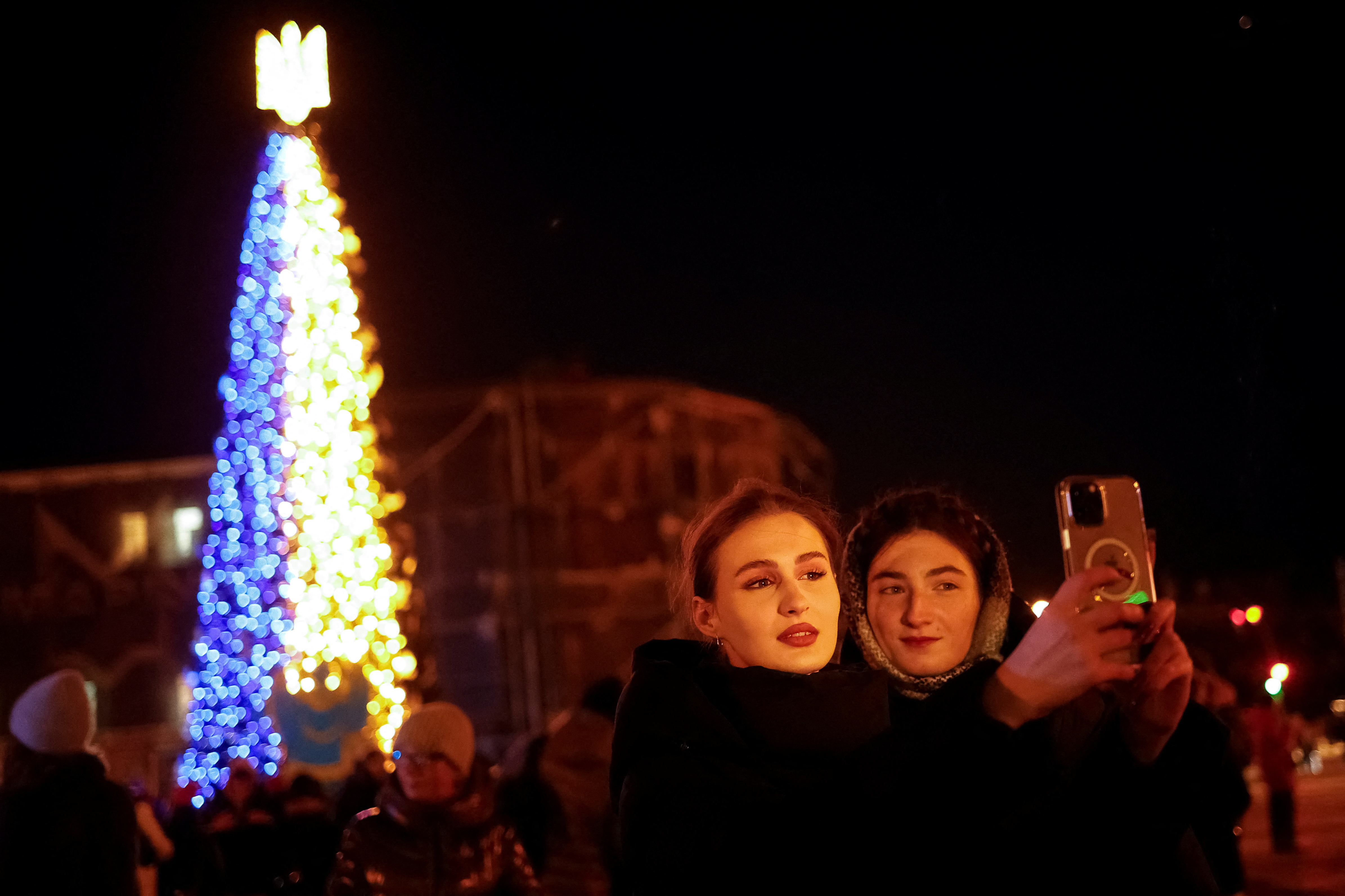 Dos mujeres se toman una selfie frente al árbol en Kiev (REUTERS/Valentyn Ogirenko)