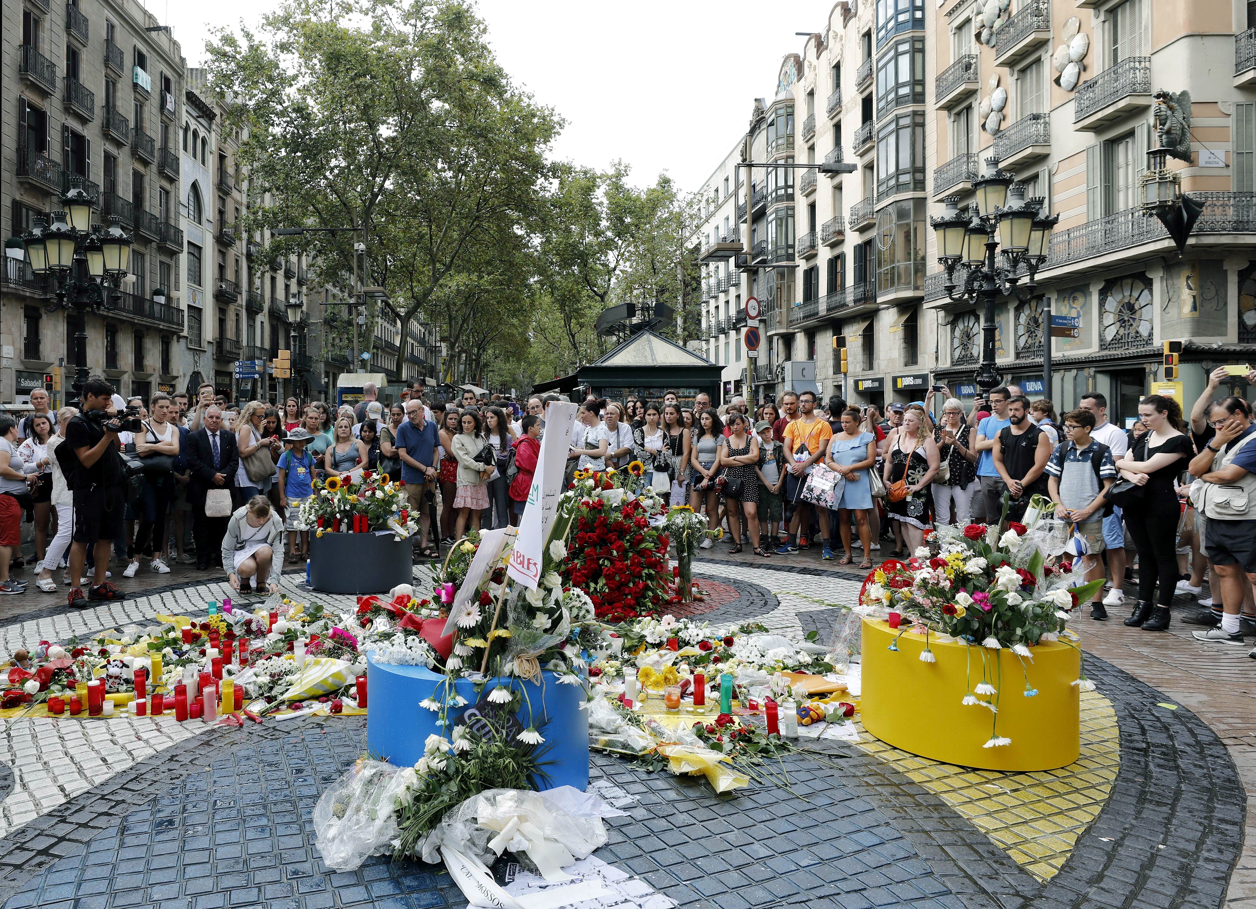 Un grupo de personas depositan flores en el mosaico de Miró en Las Ramblas en recuerdo de las victimas de los atentados del 17-A en Barcelona y Cambrils  (EFE/Andreu Dalmau/Archivo)