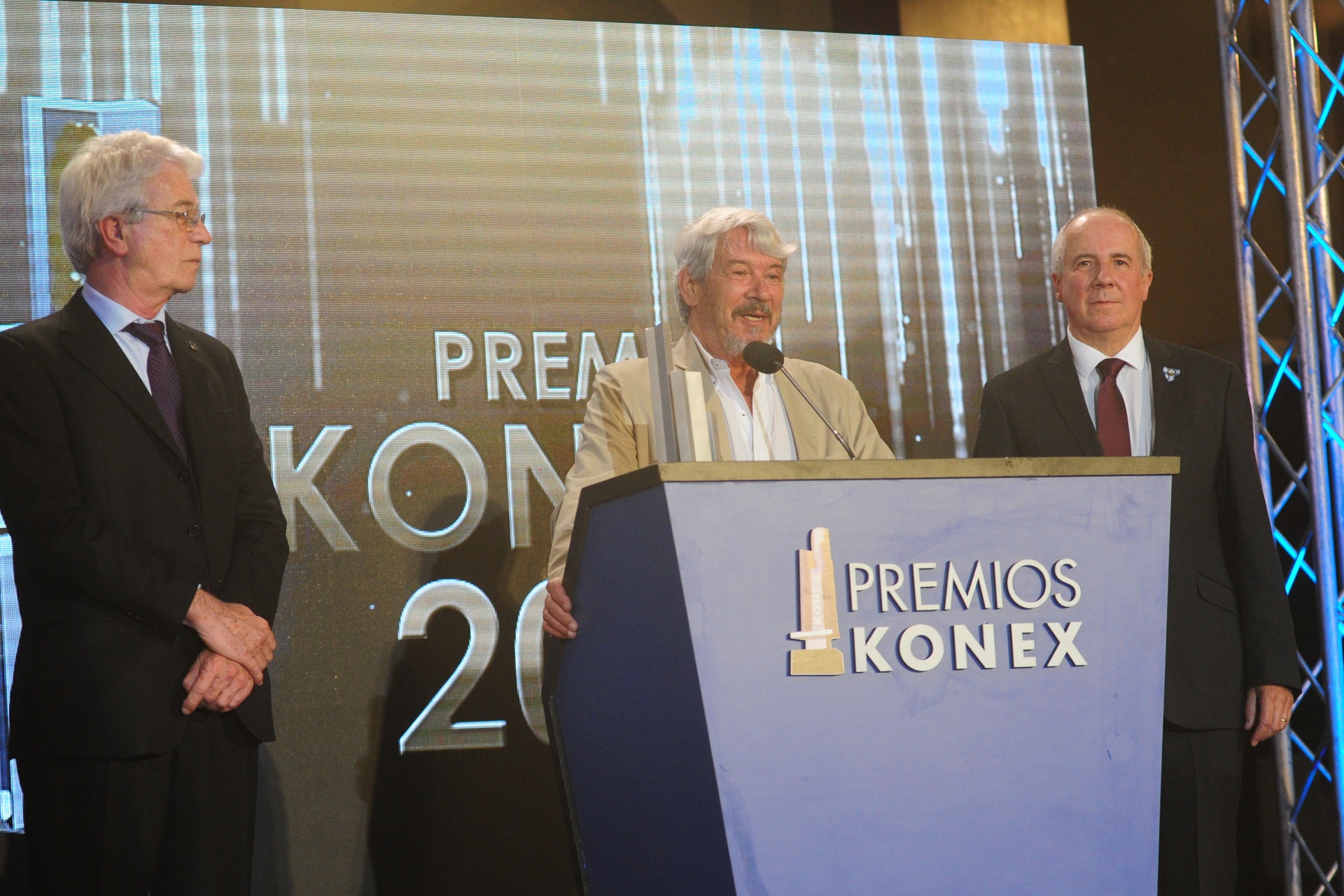 Carlos Balseiro recibe el Konex de Platino que se le otorgó al Instituto
