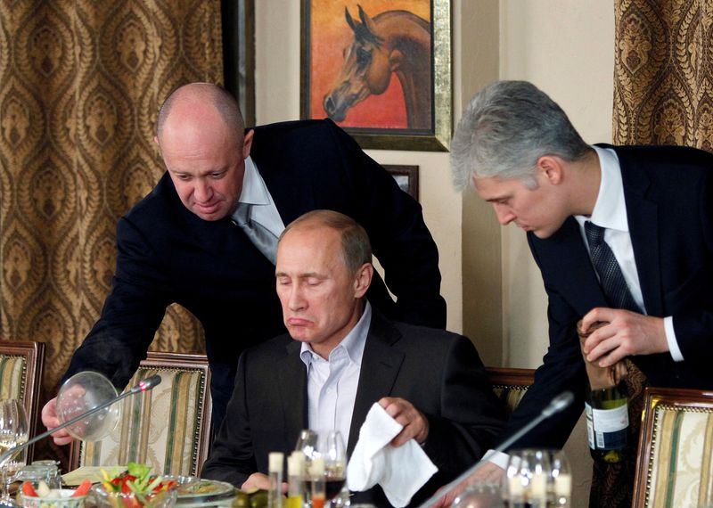 Yevgeny Prigozhin (izquierda), jefe del grupo mercenario Wagner, con Vladimir Putin en las afueras de Moscú, Rusia, el 11 de noviembre de 2011. REUTERS/Misha Japaridze/Archivo