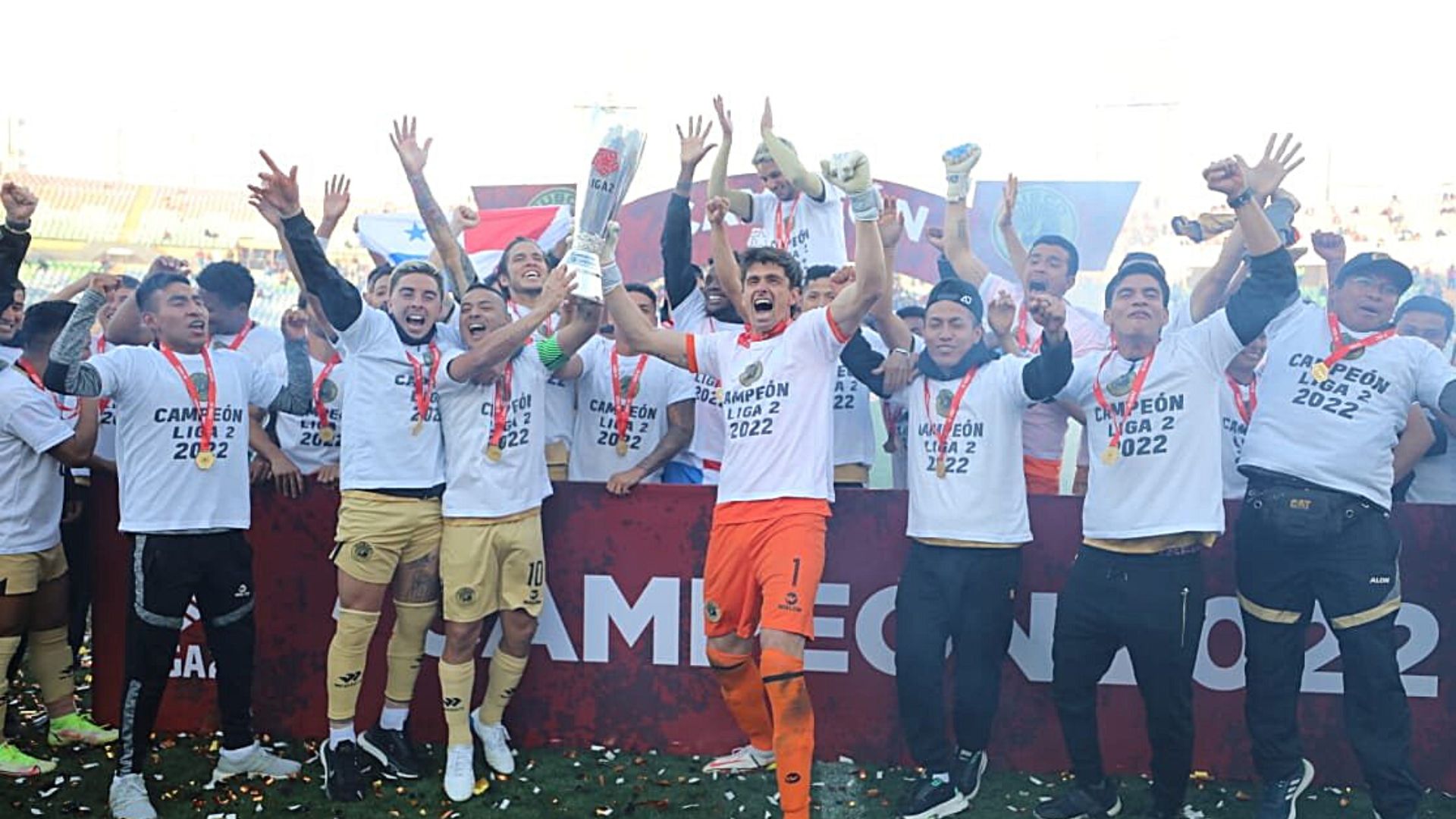 Cusco FC levantando el trofeo de la Liga 2. (DeChalaca).