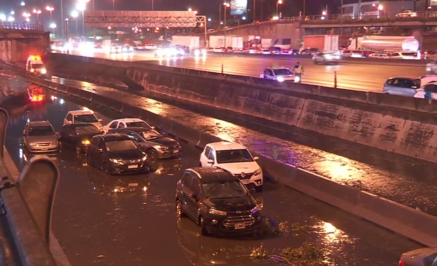 Un shopping inundado, autos flotando en la Panamericana y granizo: las fotos y videos del fuerte diluvio en el AMBA