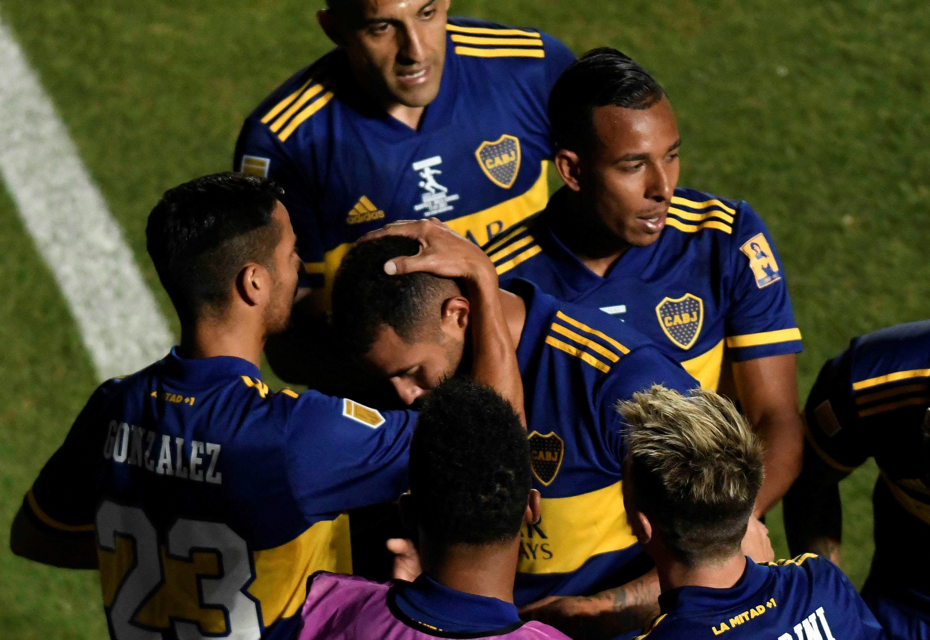 Edwin Cardona celebra el tanto que le dio el triunfo parcial a Boca (EFE/Andrés Larrovere)