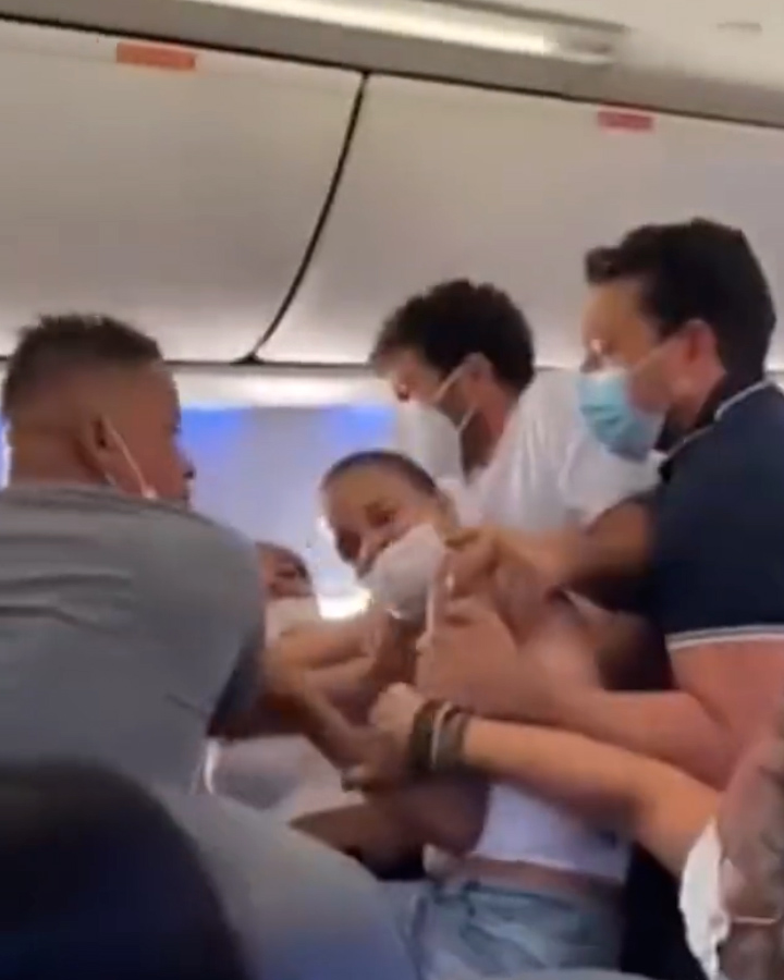Golpes, bofetadas y gritos: el impactante video de una pelea en un avión  con destino a San Pablo - Infobae