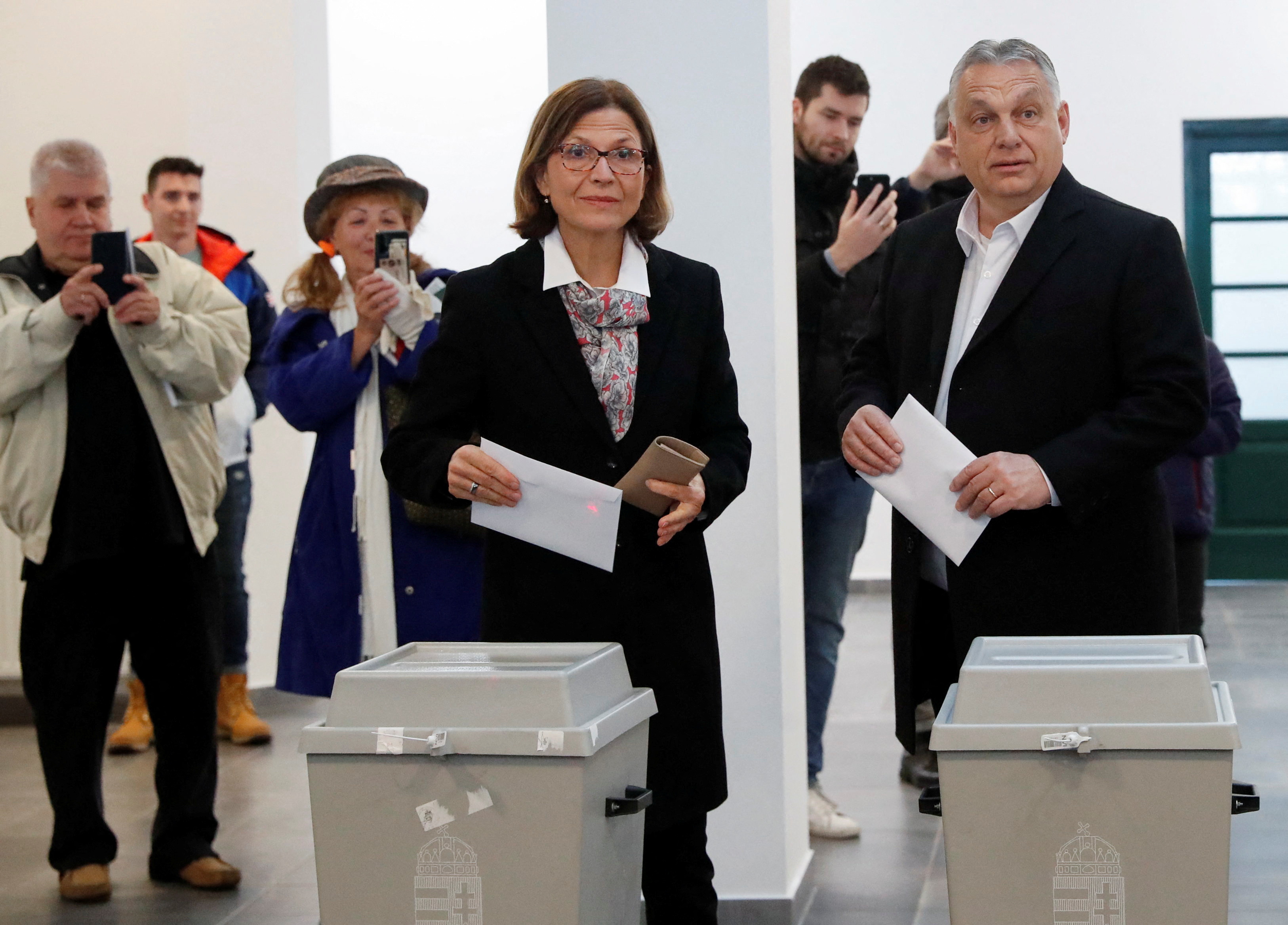 El primer ministro húngaro, Viktor Orban, y su esposa, Aniko Levai, posan para una foto antes de emitir sus votos, en un colegio electoral durante las elecciones parlamentarias húngaras, en Budapest, Hungría, el 3 de abril de 2022.. REUTERS/Bernadett Szabo