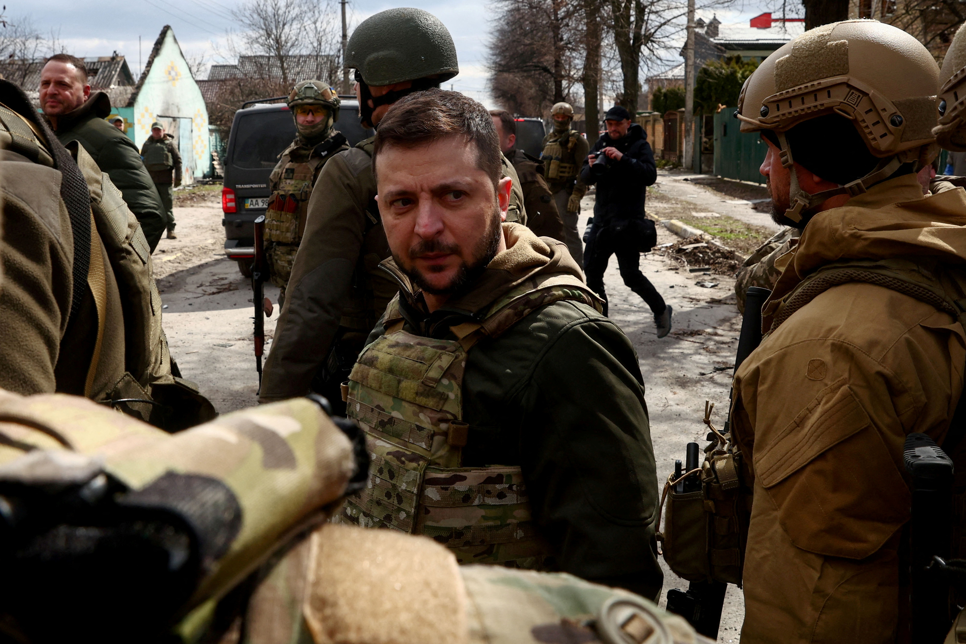 En las semanas posteriores al inicio de los bombardeos rusos, el 24 de febrero, la decisión de Zelensky de no huir de Kiev, sino de quedarse y recabar apoyos, fue crucial, dijo TIME. (REUTERS/Marko Djurica)