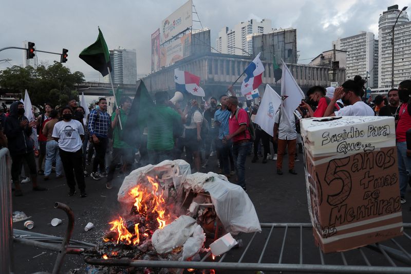 FOTO DE ARCHIVO. Manifestantes queman basura tras derribar las vallas que protegían la Asamblea Nacional durante una protesta para exigir al gobierno medidas para frenar la inflación, bajar los precios de los combustibles y los alimentos, en Ciudad de Panamá, Panamá 12 de julio de 2022 (REUTERS/Erick Marciscano)