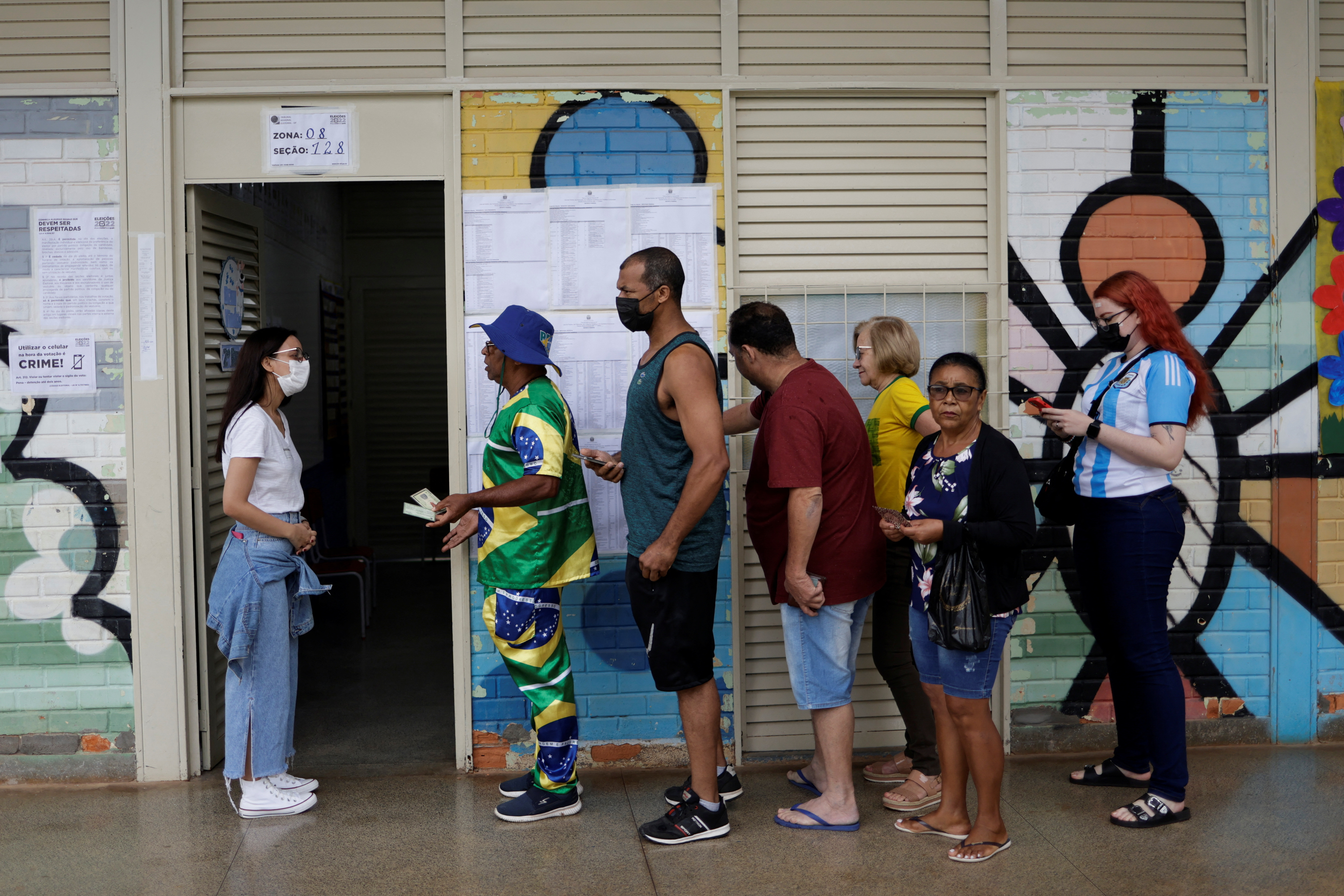 Gente hace fila para votar (REUTERS/Ueslei Marcelino)