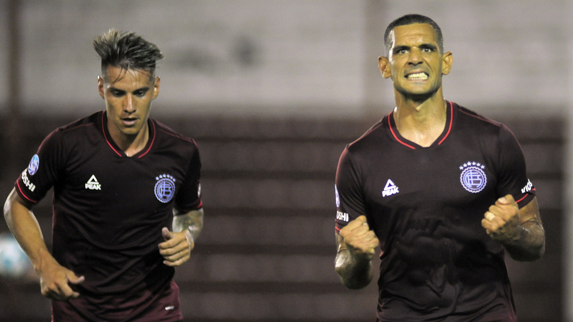 Carlos Auzqui celebra su gol junto a José Sand, otro ex River (Foto Baires)