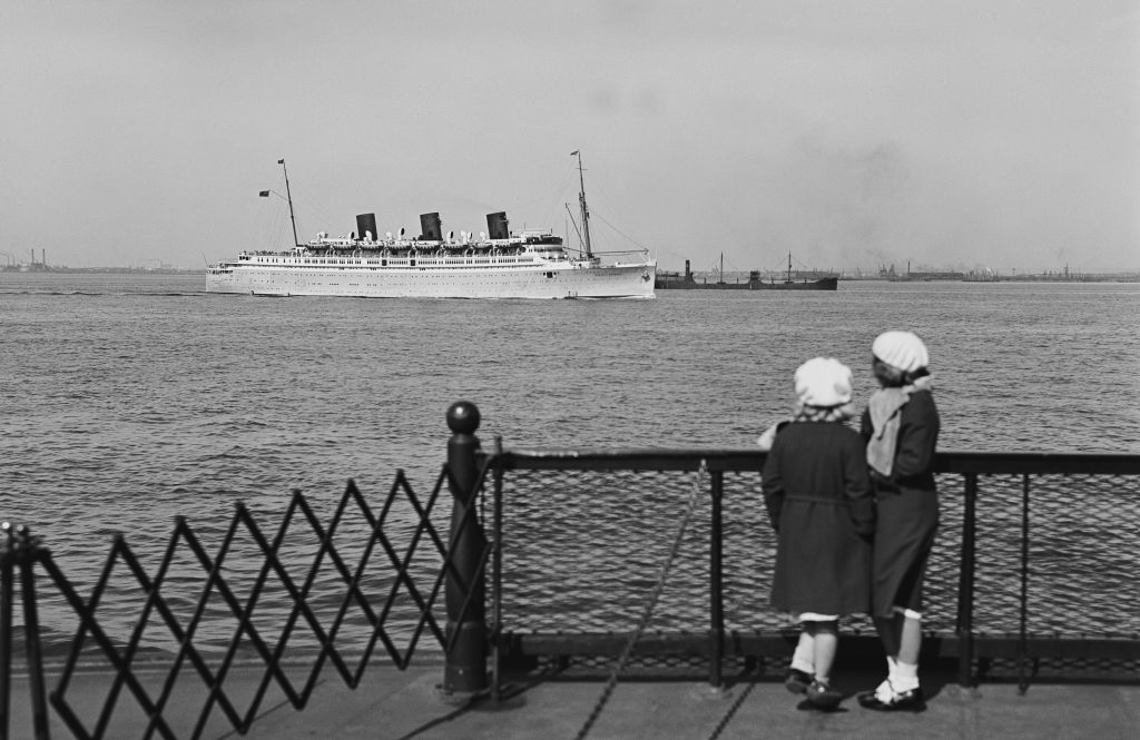Uno de los cruceros de lujo de la épica, el Queen off Bermuda llegando a Nueva York (Archive Photos/Getty Images)