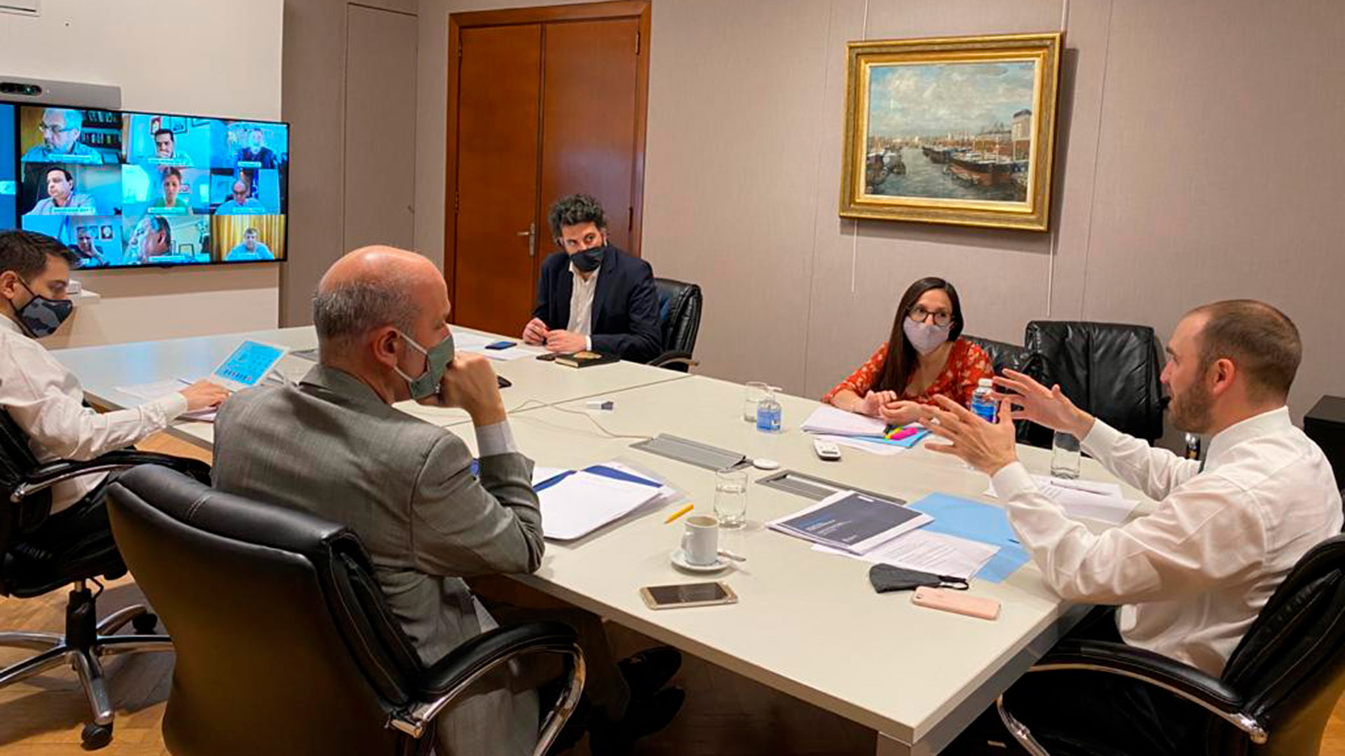 Guzmán, en una reunión con legisladores del oficialismo. El martes irá al Congreso a explicar el Presupuesto