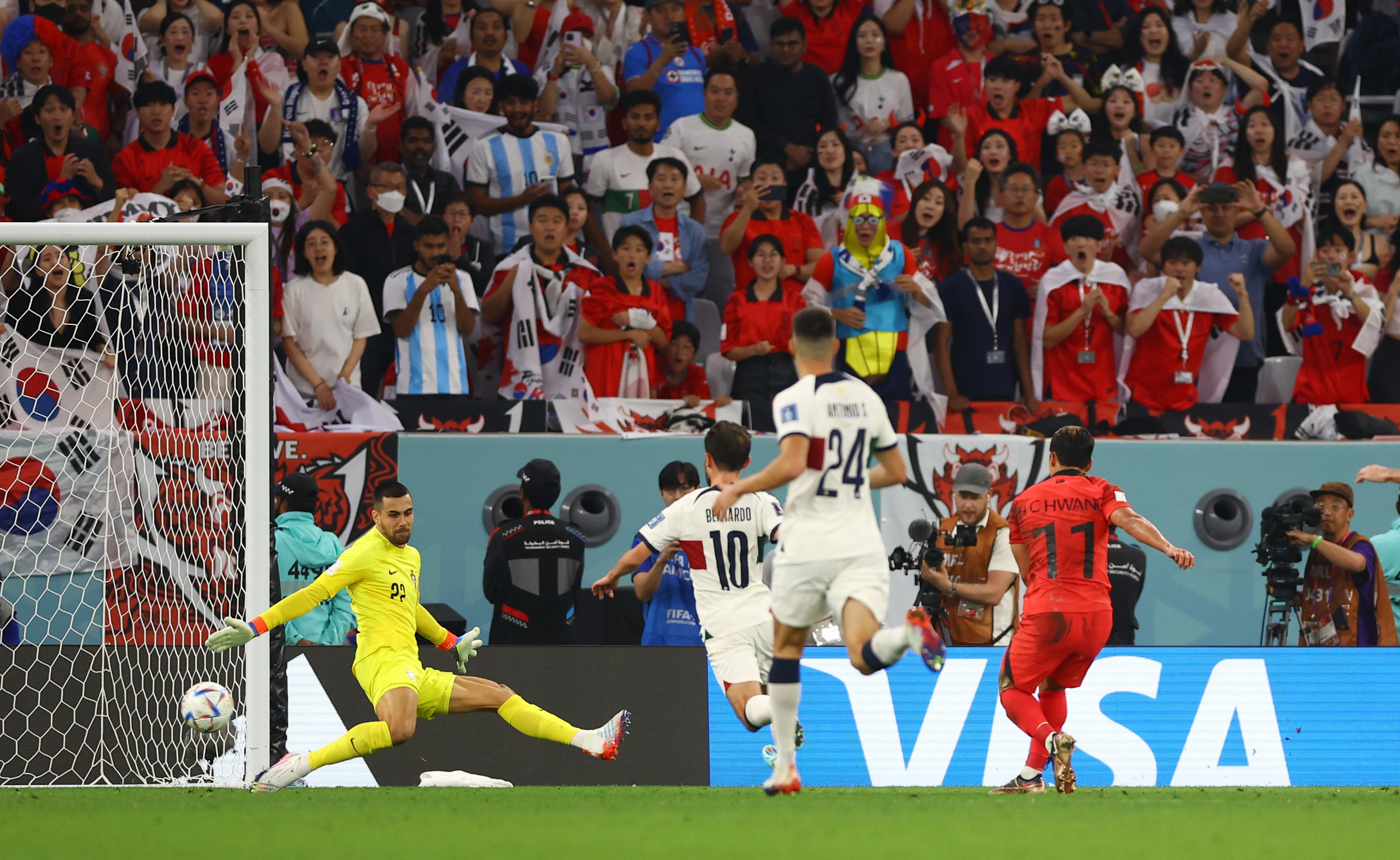 Hwang Hee-chan marca el segundo gol de los asiáticos tras una buena jugada de Son Heung-Min. Un gol que los pone momentáneamente en los octavos. REUTERS/Matthew Childs