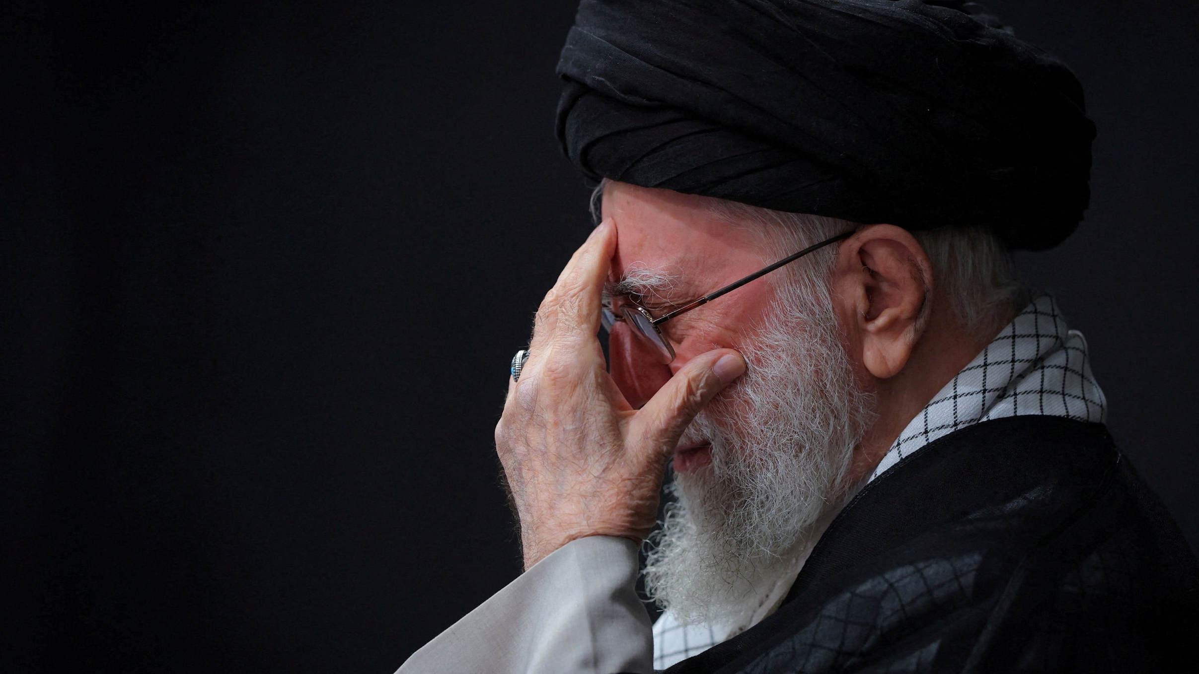 Violento robo en Villa Luzuriaga: volvía de comprar los regalos de Reyes y la atacaron para llevarse su auto 