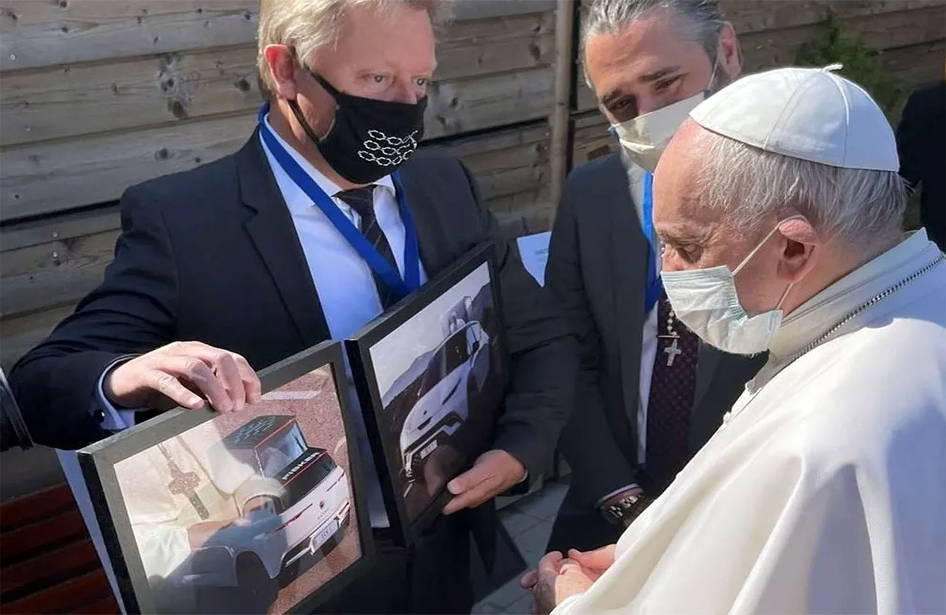 Enrik Fisker mostrando al papa Francisco, los primeros bocetos del papamóvil eléctrico que le entregarán en 2022