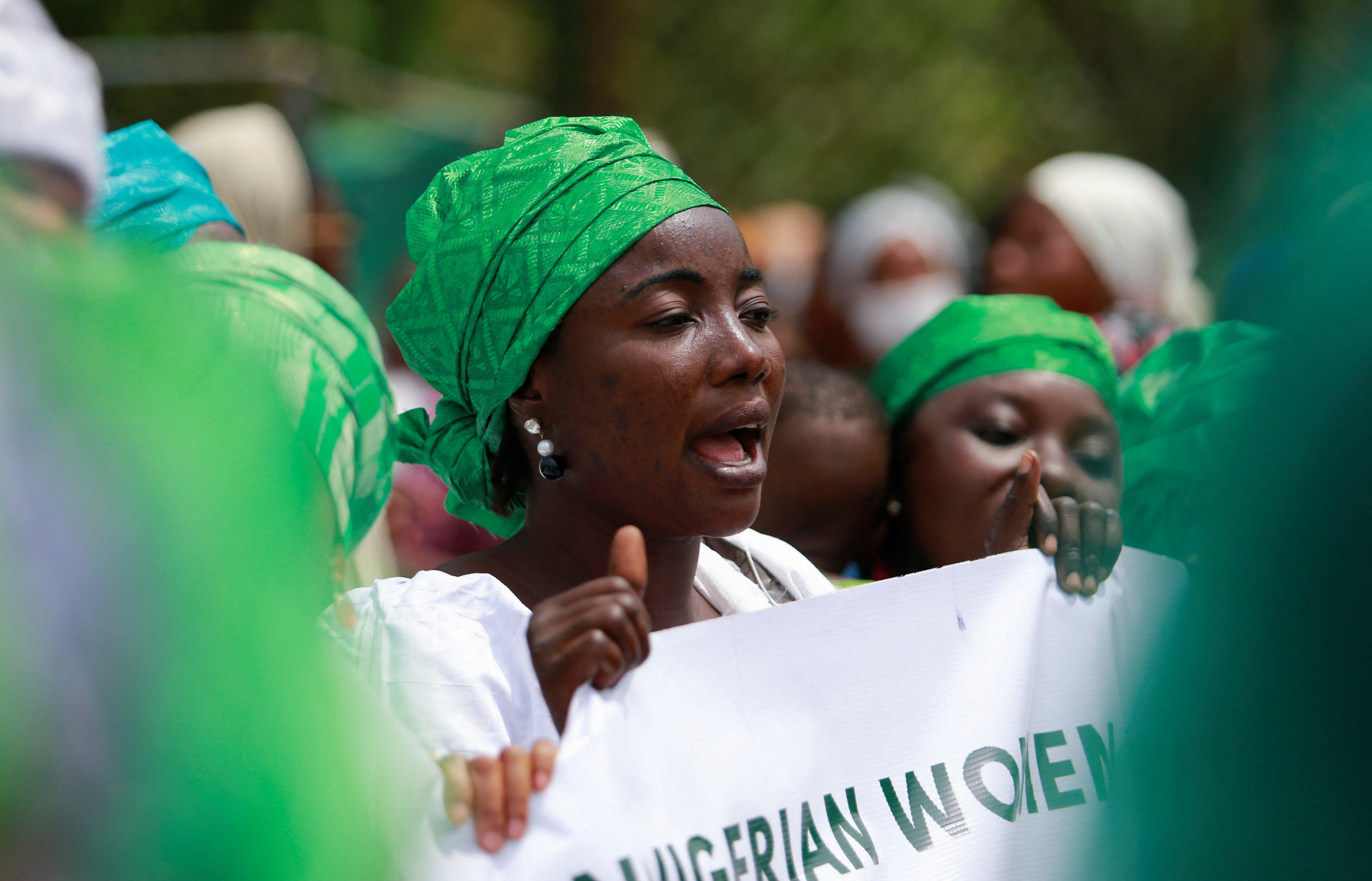 Una mujer sostiene una pancarta durante una protesta contra el sesgo legislativo contra las mujeres en Nigeria (REUTERS/Afolabi Sotunde)

