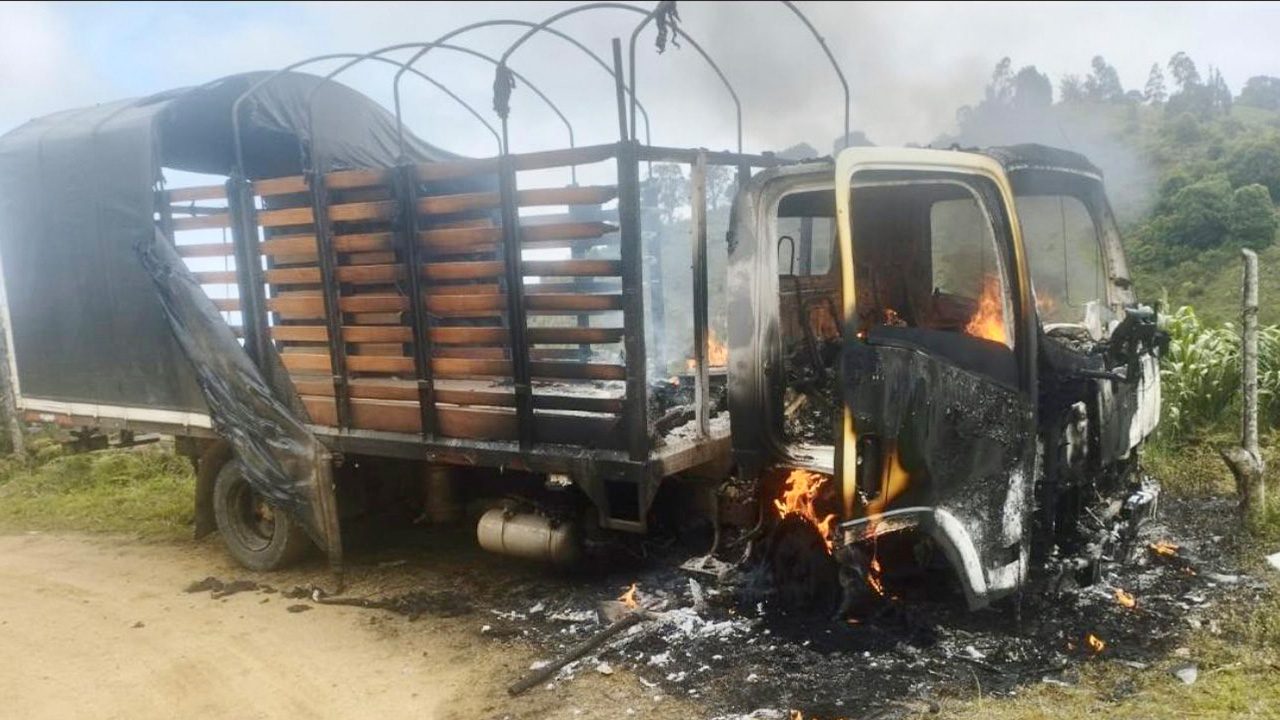 Ejército Nacional denunció que grupos armados habrían quemado un camión oficial en Baraya, Huila