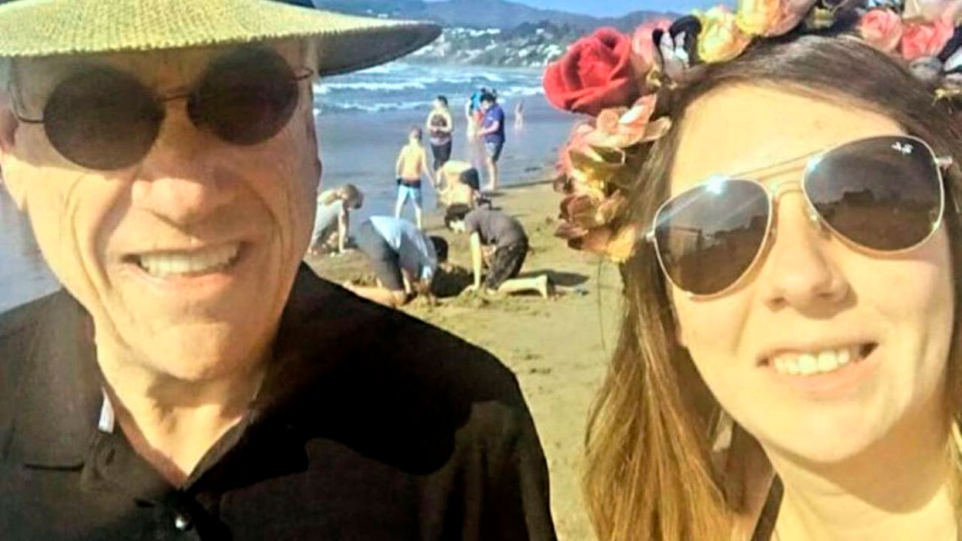 Sebastián Piñera con la mujer que le solicitó una foto en la playa de Cachagua, Chile
