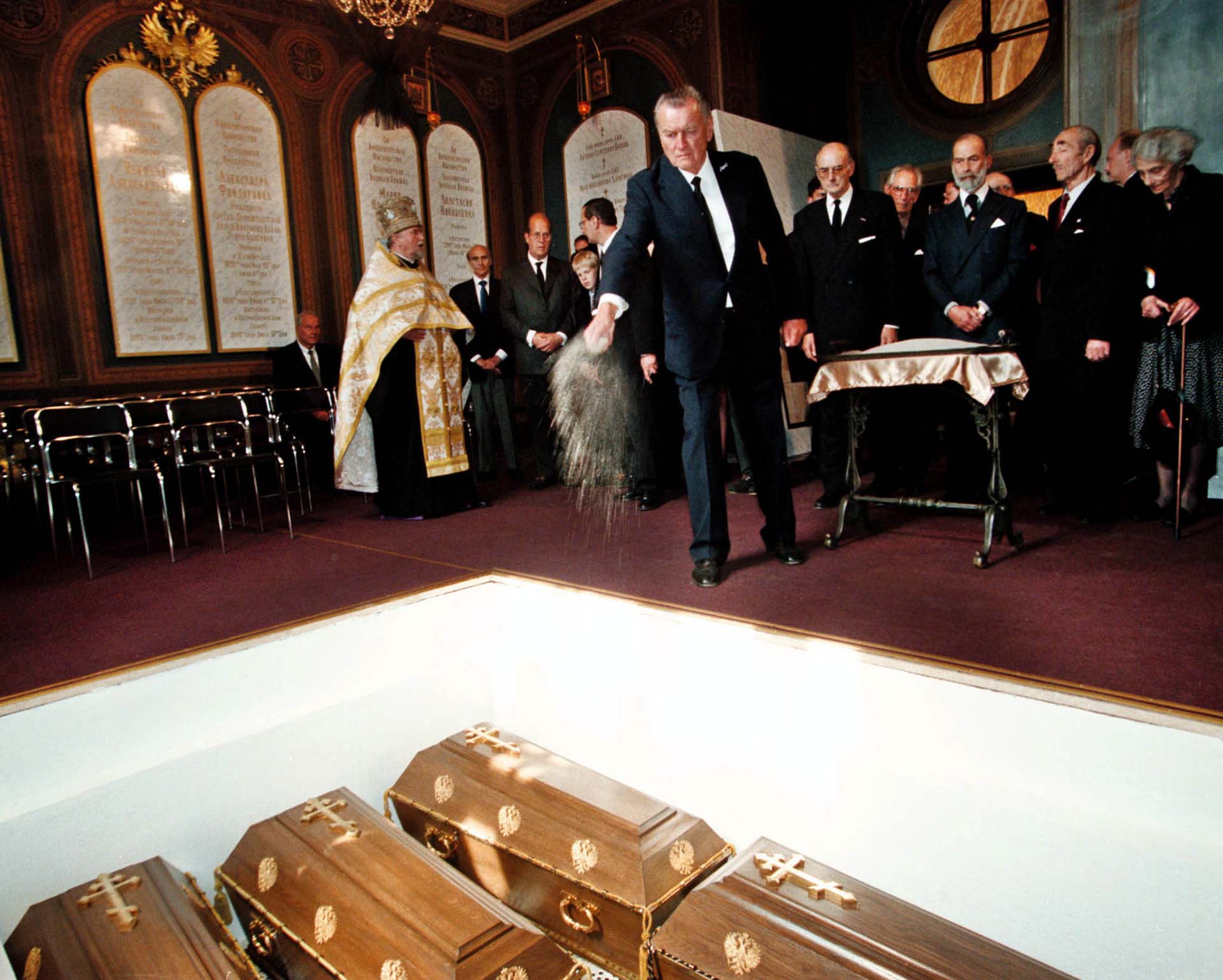 1998 Захоронение останков царской семьи