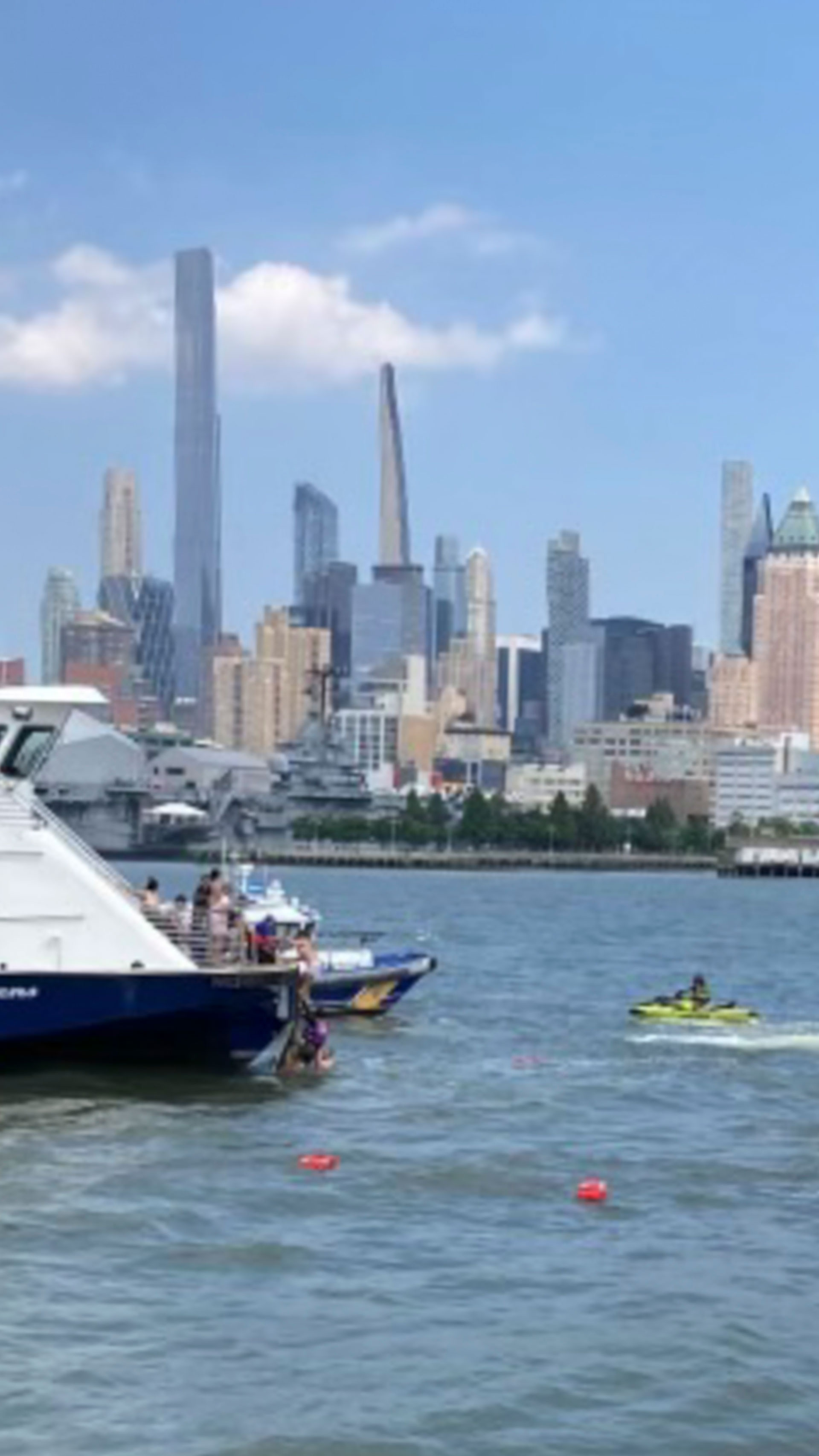 Esta foto proporcionada por NY Waterway muestra al personal del ferry realizando el rescate de personas después de que un barco volcara en el río Hudson este martes 12 de julio de 2022, en Nueva York (NY Waterway vía AP)
