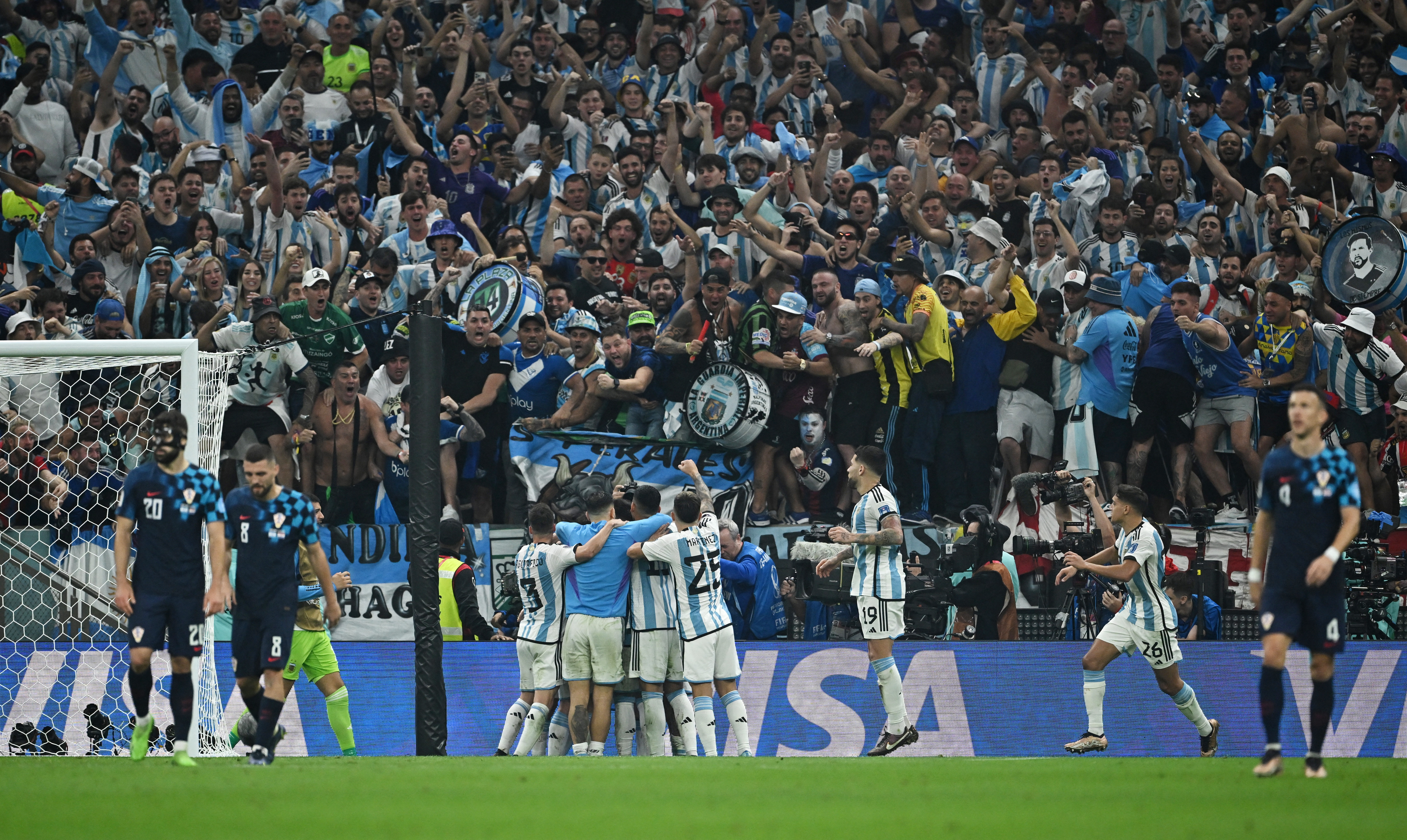 El abrazo de los jugadores argentinos y la locura de su público