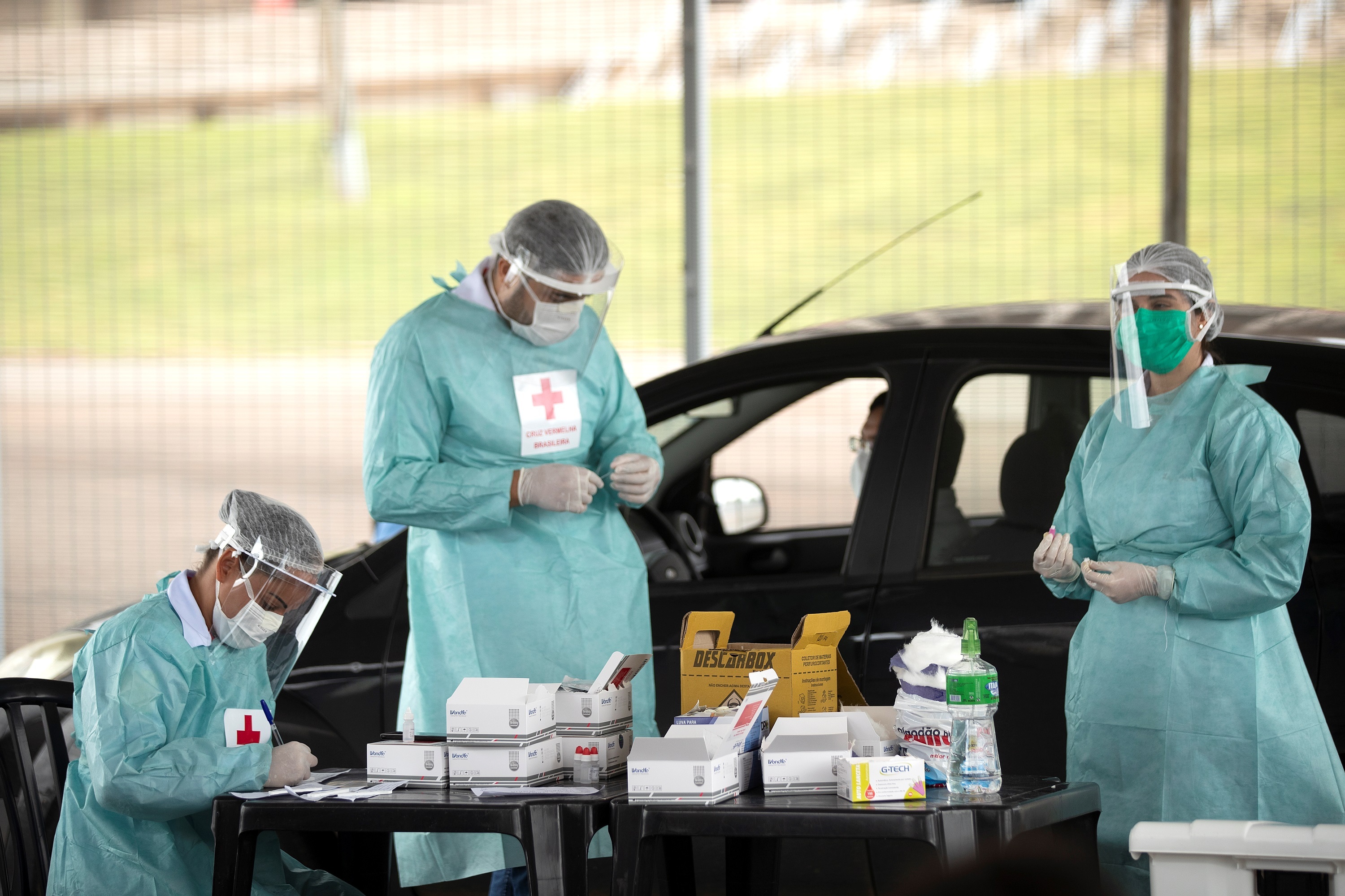 Imagen de archivo del los trabajadores de la salud que realizan pruebas rápidas de coronavirus, habilitadas por el gobierno de la ciudad, a ciudadanos en sus respectivos coches en Brasilia. EFE/ Joédson Alves /Archivo

