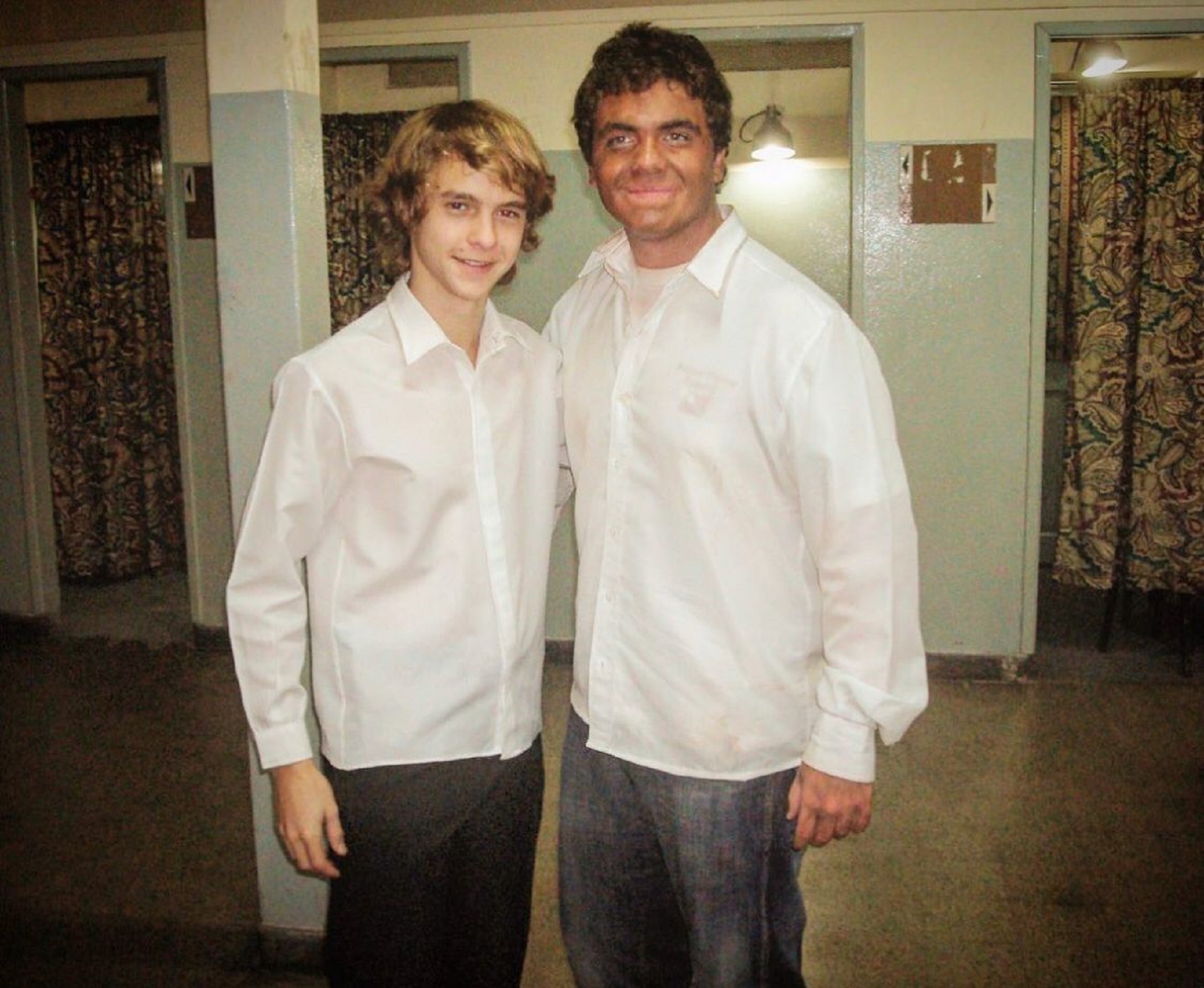 Gastón Cocchiarale junto a Nicolás Dominikow, a quien define como un amigo y un hermano, en aquella época del acto escolar