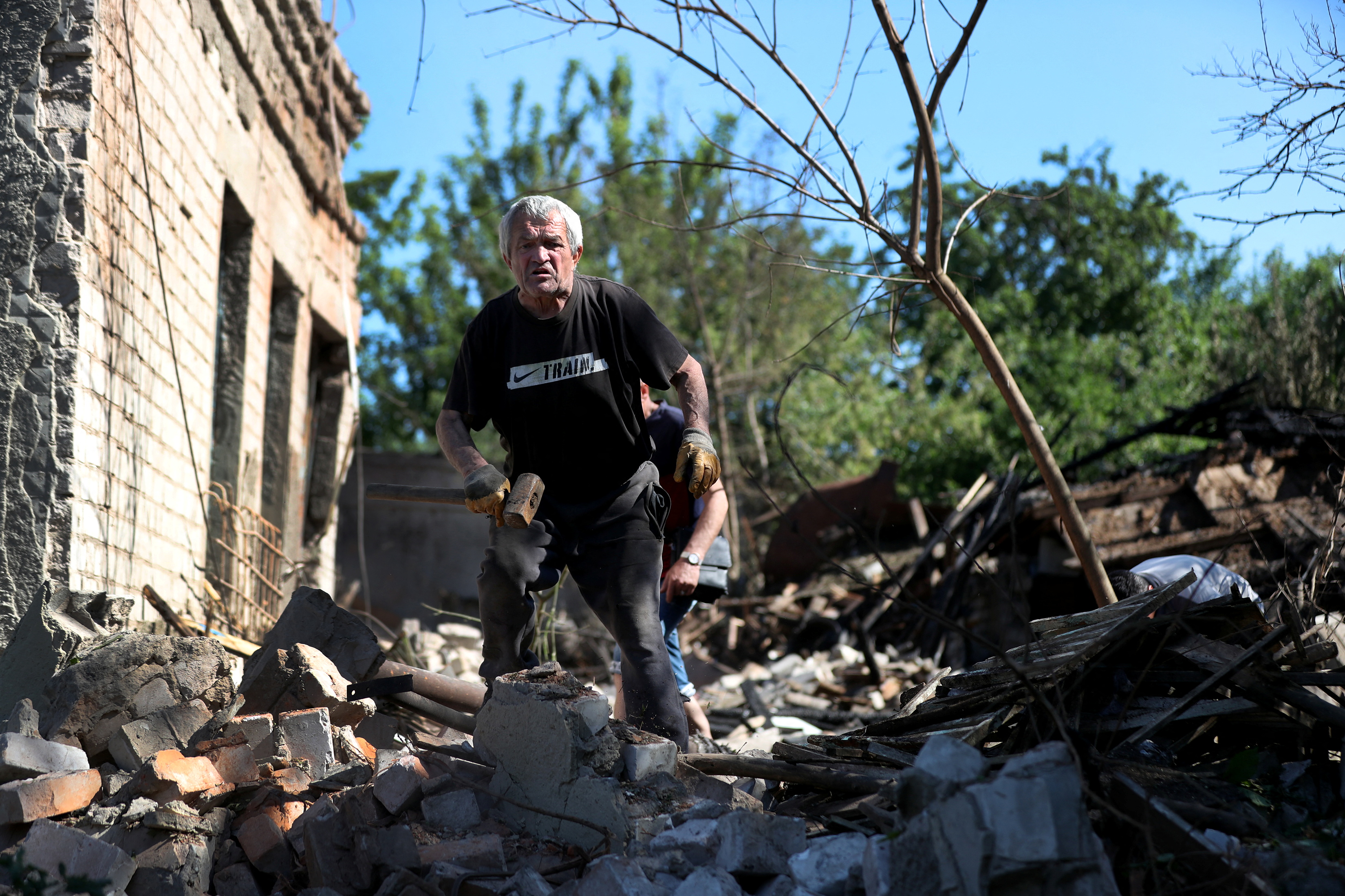 Un hombre camina entre escombros en una zona residencial (Reuters)