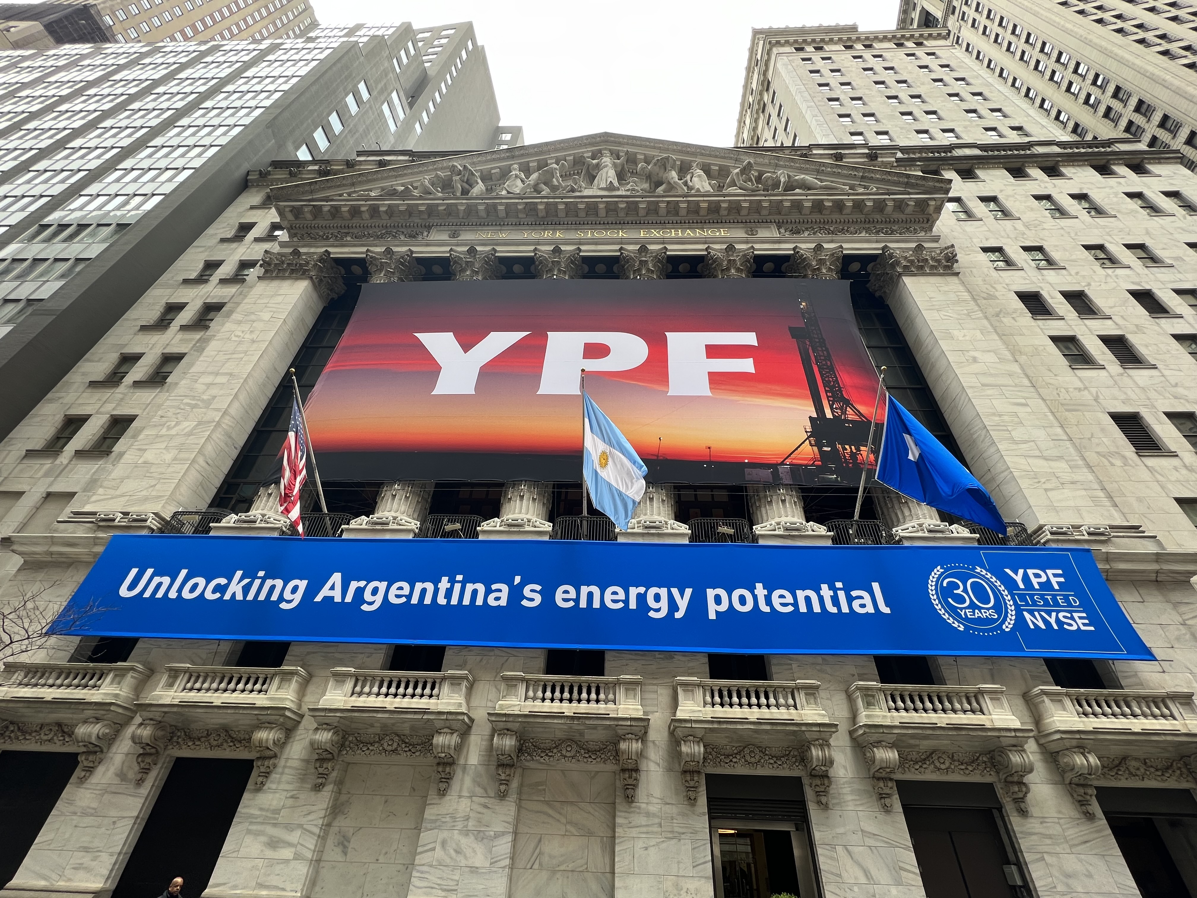 Las acciones de YPF suben fuerte en Wall Street después de presentar un balance récord