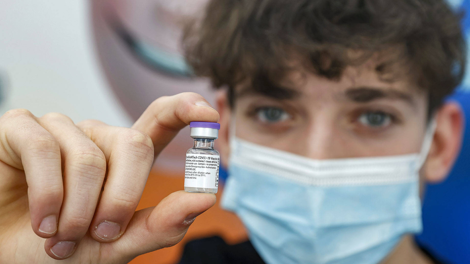 La FDA autorizó la vacuna Pfizer-BioNTech COVID-19 para uso de emergencia en adolescentes (Photo by JACK GUEZ / AFP)