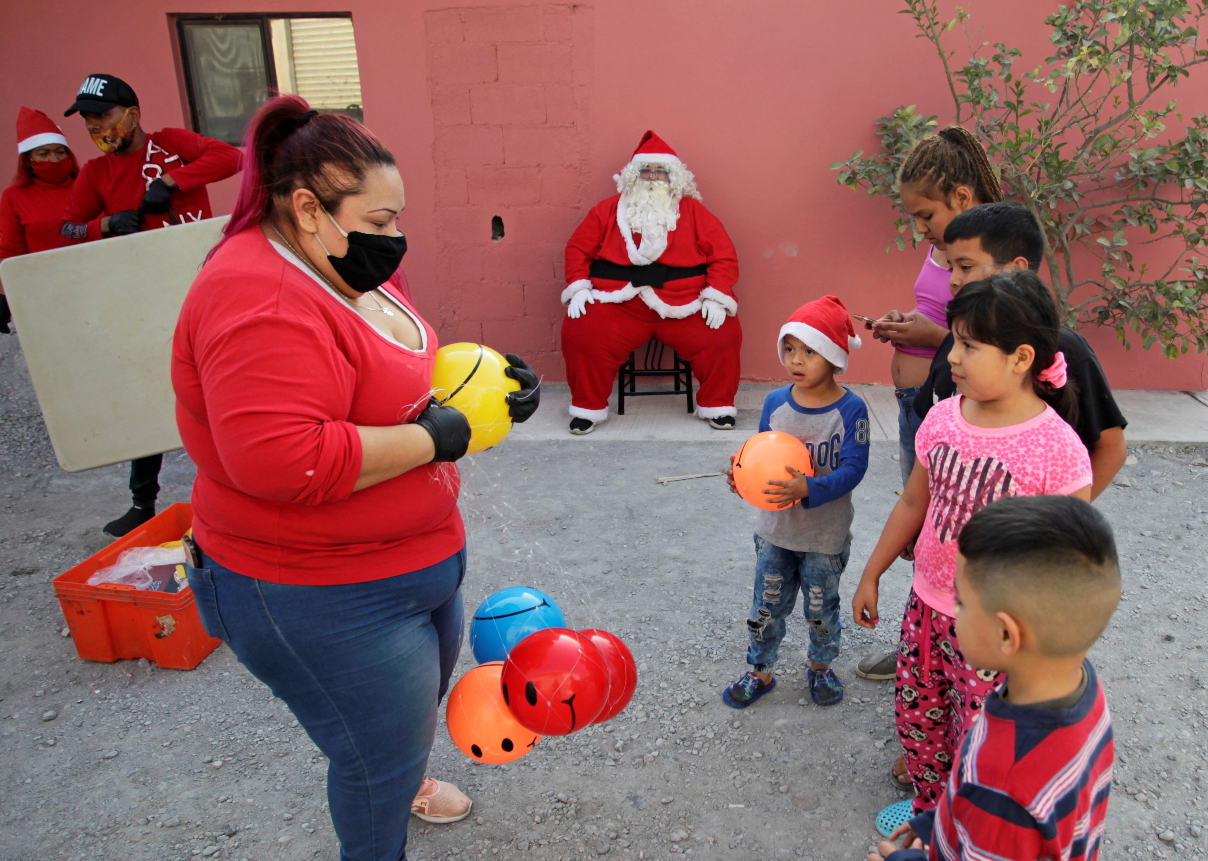 Alberto Molina se sienta vestido de Papá Noel mientras sus familiares distribuyen juguetes a niños en situación de pobreza en Monterrey, México (REUTERS/Daniel Becerril)
