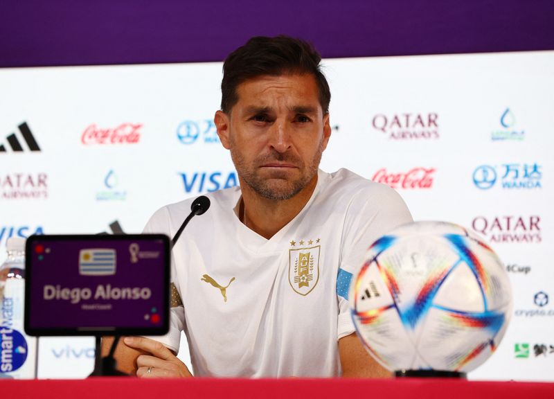 Foto del miércoles del DT de Uruguay Diego Alonso en rueda de prensa (REUTERS/Gareth Bumstead)