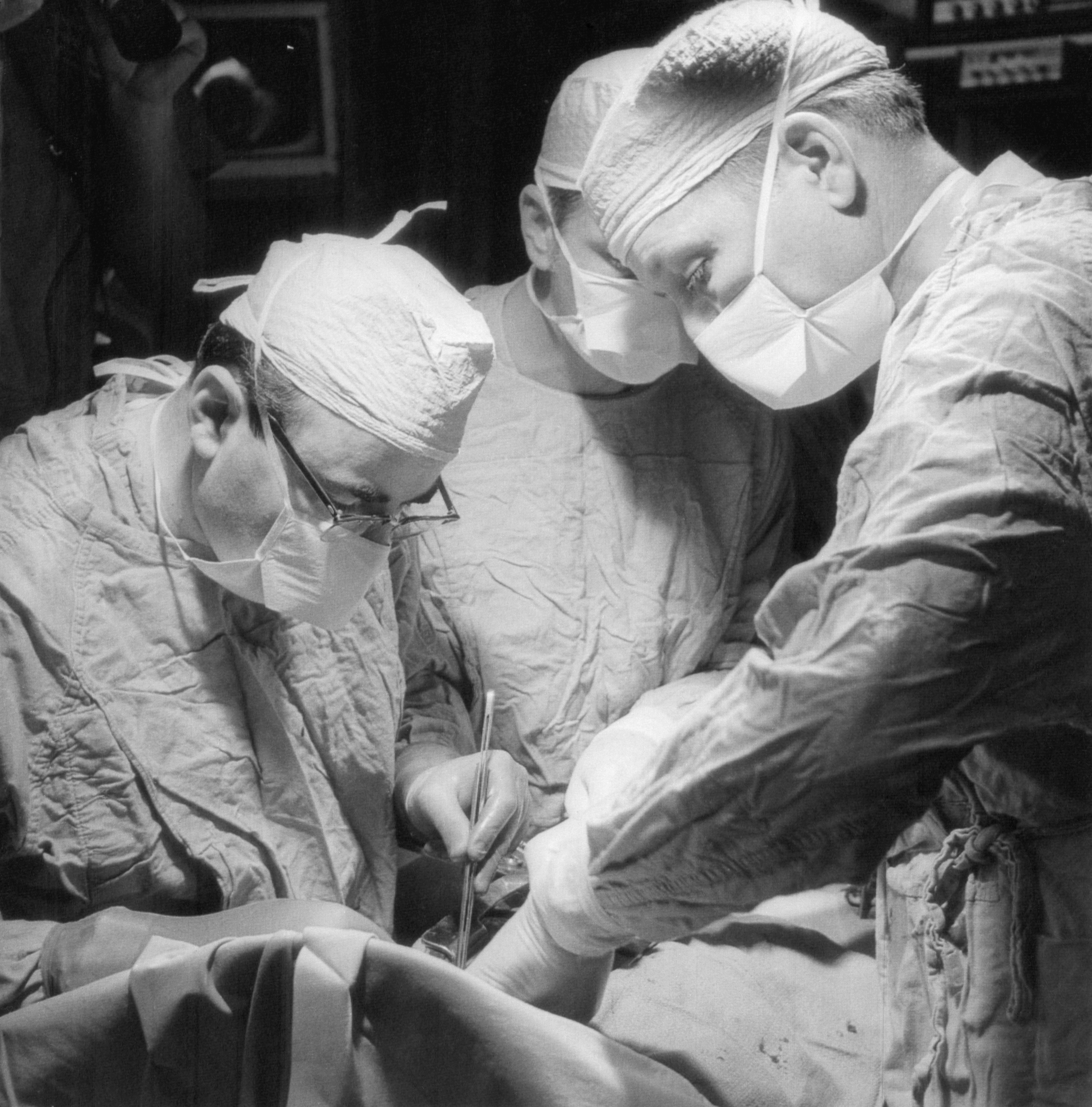 La foto originale è stata scattata il 4 maggio 1969, quando i due medici hanno impiantato un cuore artificiale / 