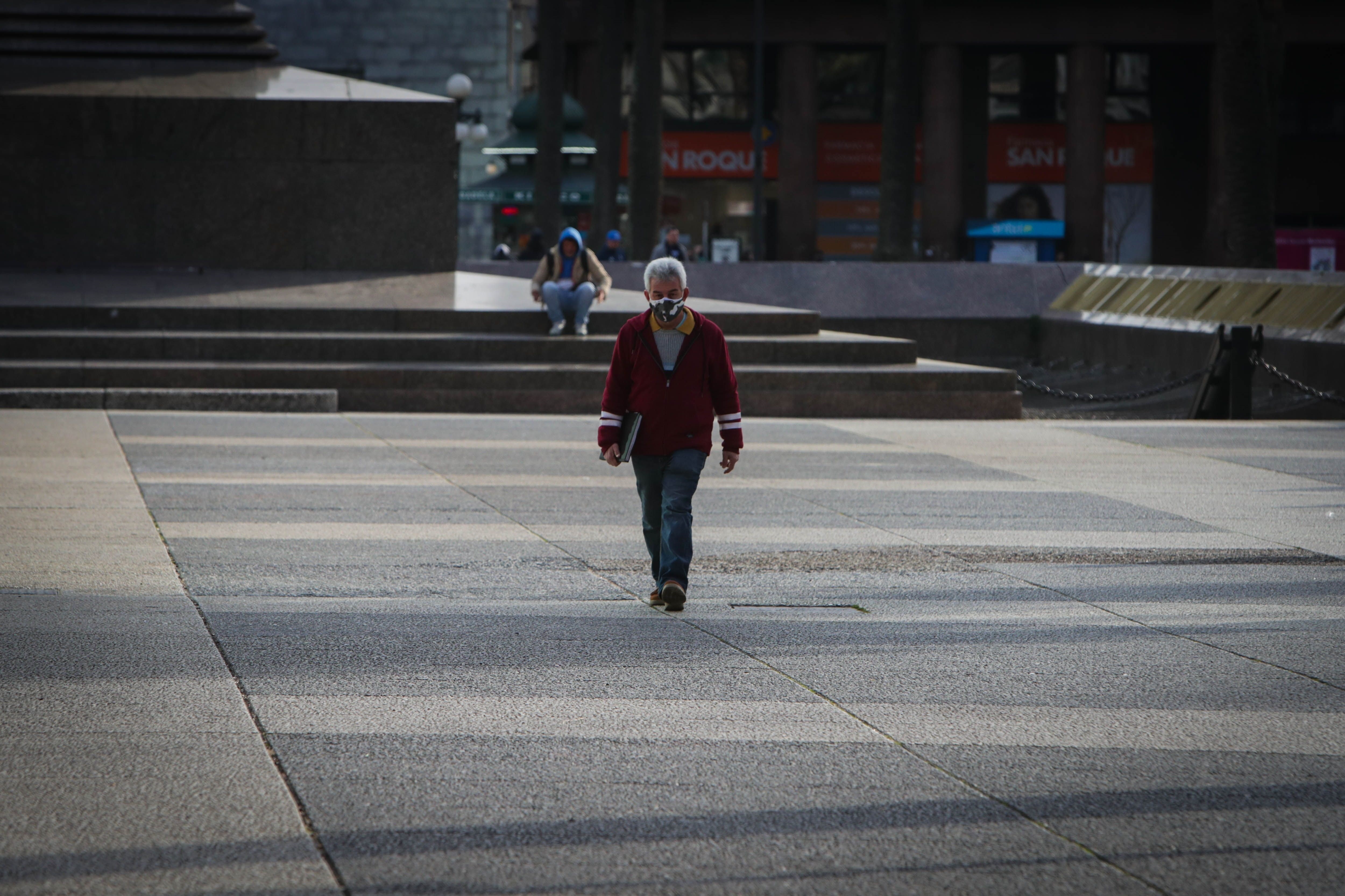Un hombre con tapabocas camina el 31 de julio en la Plaza Independencia de Montevideo (Uruguay). EFE/Federico Anfitti
