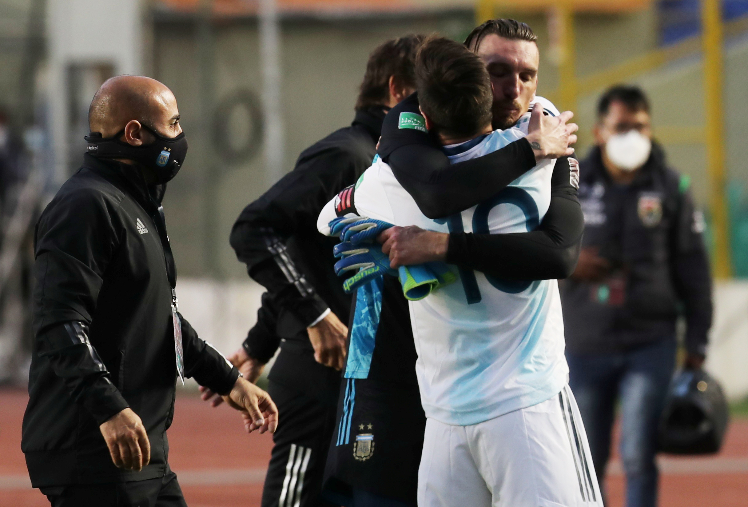 El abrazo de Messi con Armani, celebrando la histórica victoria