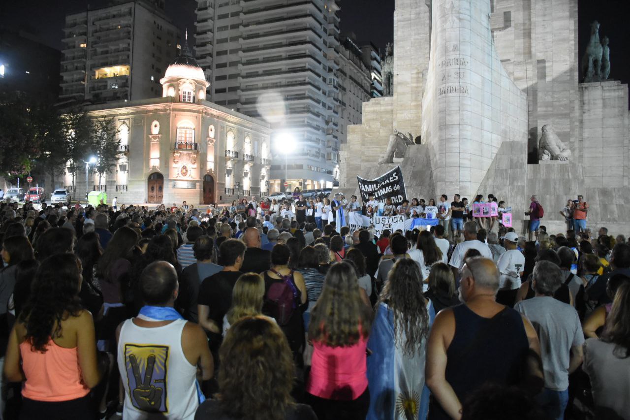 La gente se concentró en el Monumento a la Bandera