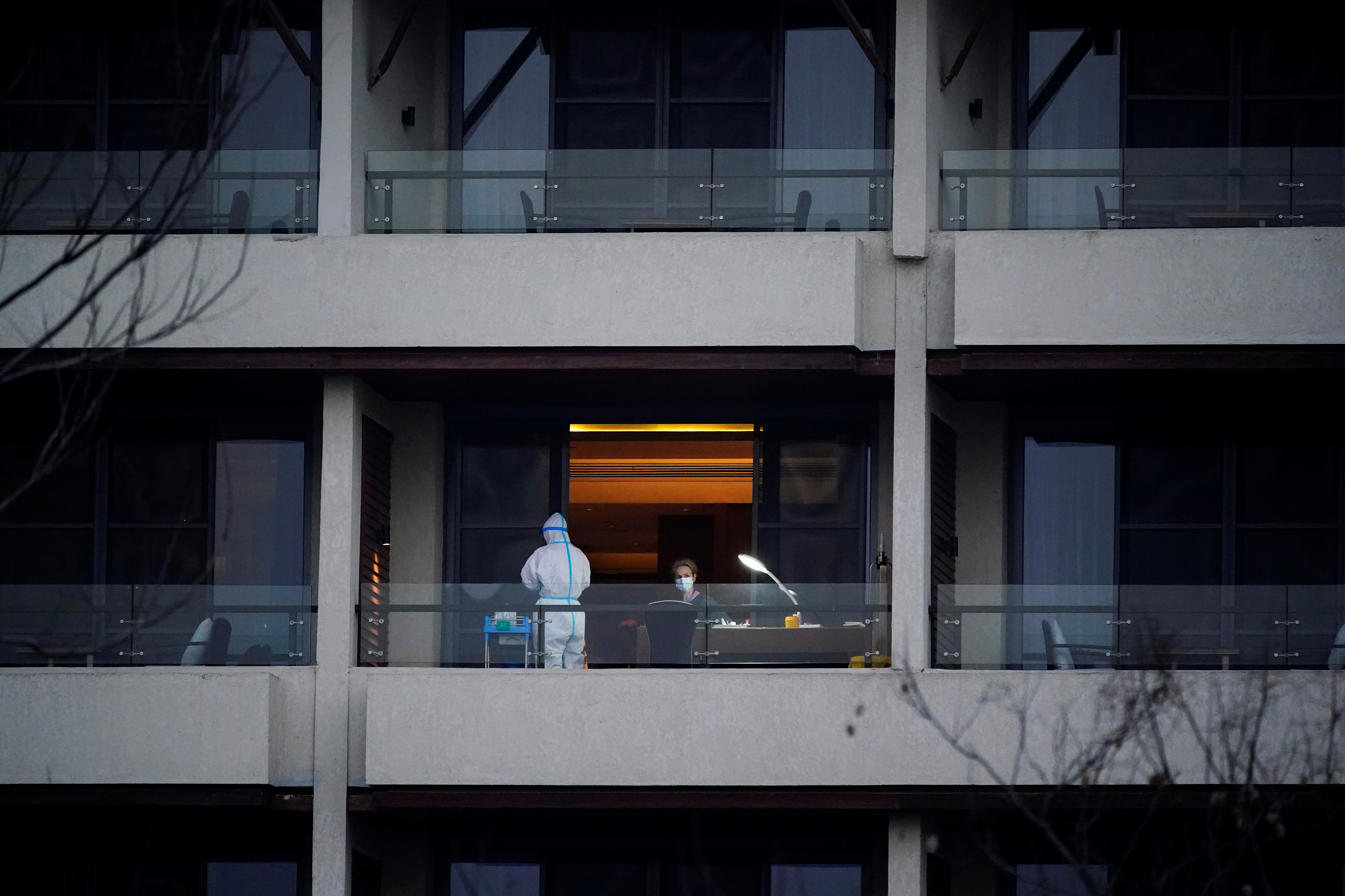 La profesora Thea Fisher, de la OMS, aguarda en el balcón de su hotel en Wuhan tras ser testeado de coronavirus (REUTERS/Aly Song)