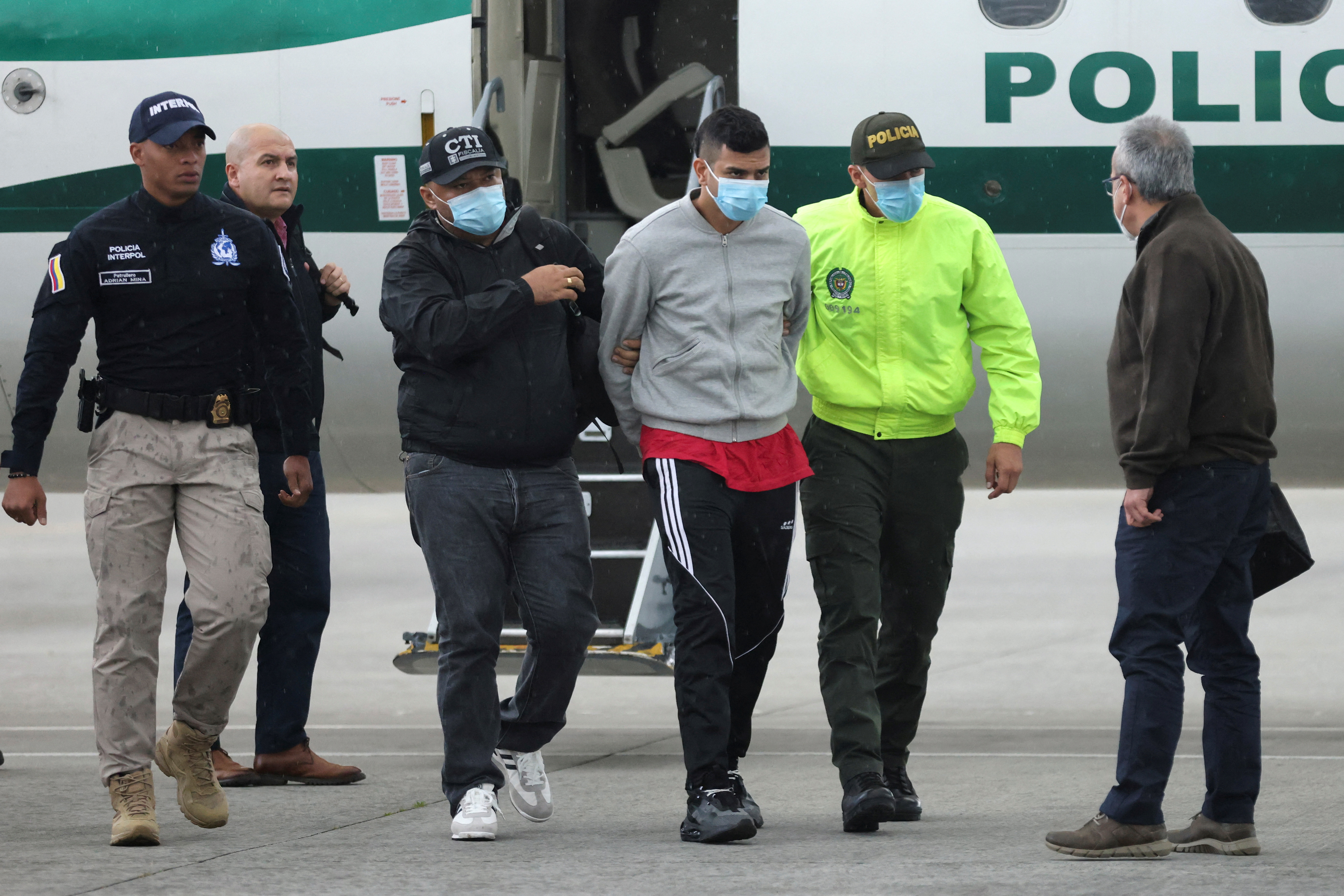 Cristian Camilo Monsalve, quien de acuerdo con las autoridades está implicado en el asesinato del fiscal paraguayo  Marcelo Pecci, es escoltado por integrantes de la Policía Nacional de Colombia en el aeropuerto militar de CATAM, en Bogotá.