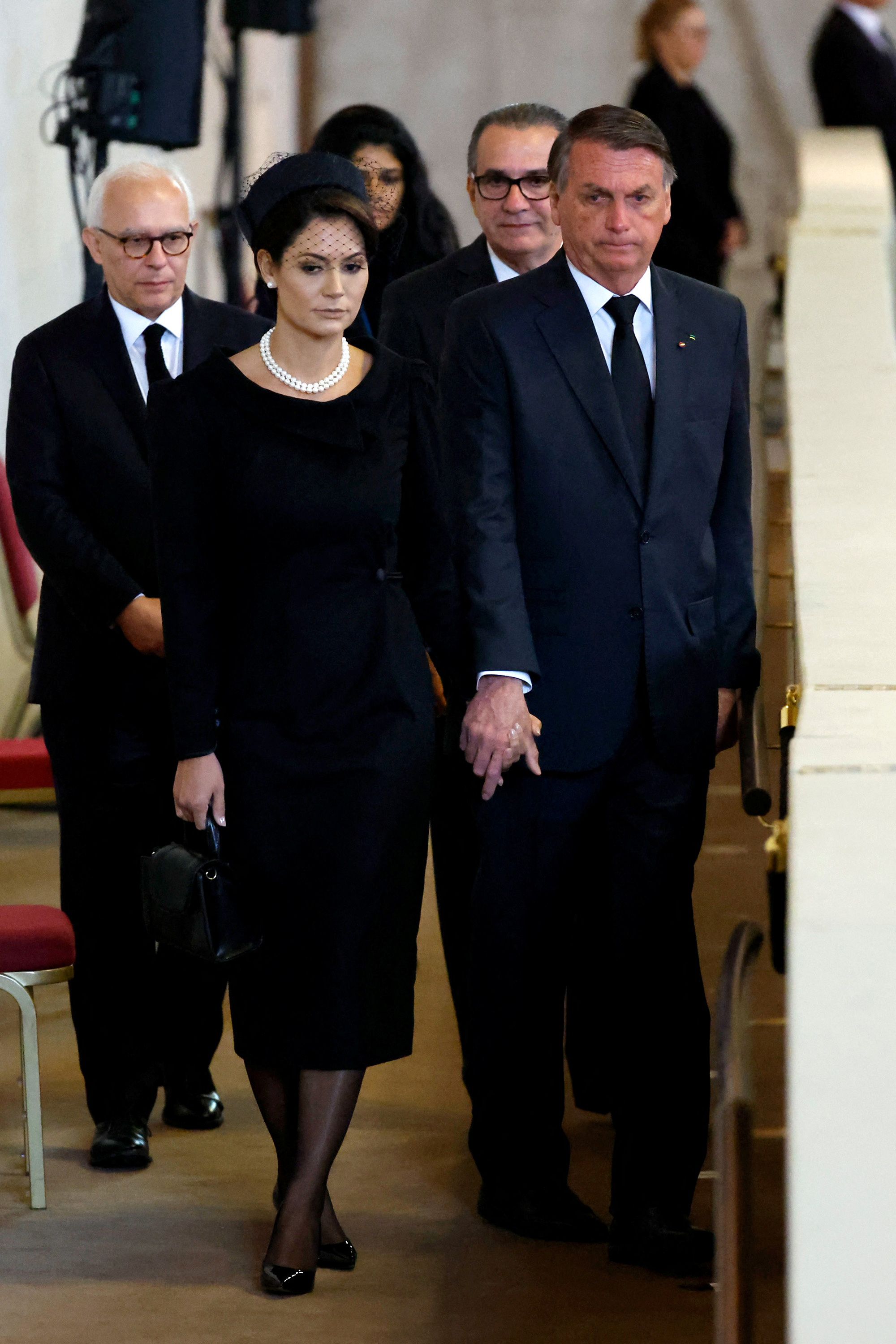 Jair Bolsonaro improvisó un mitin político en el balcón de la residencia  oficial en Londres, adonde viajó por el funeral de la reina Isabel II -  Infobae