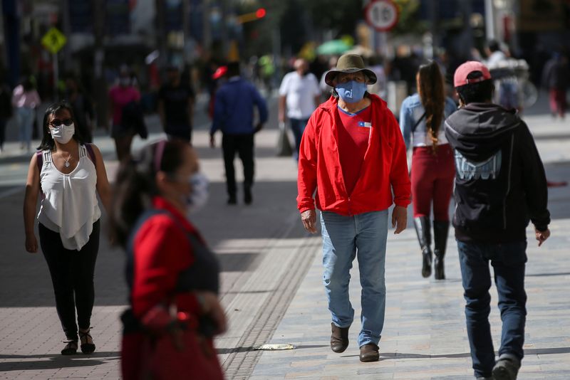 Foto de archivo. Personas usando tapabocas para evitar el contagio de COVID-19 caminan durante la pandemia en una calle de Bogotá, Colombia, 10 de julio, 2020. REUTERS/Luisa González