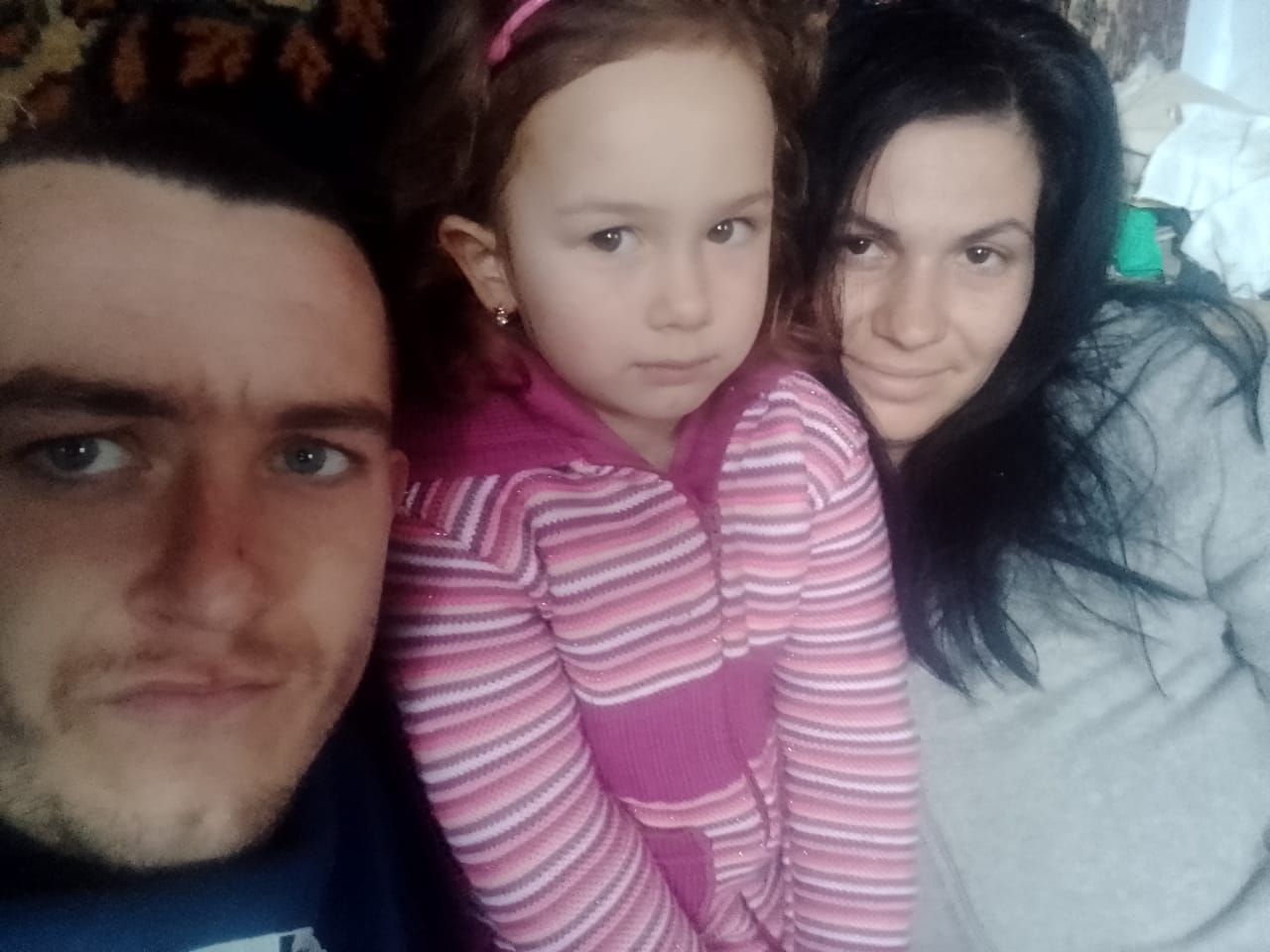 Larisa, la hija de Alla, con su niña de 4 años y su marido