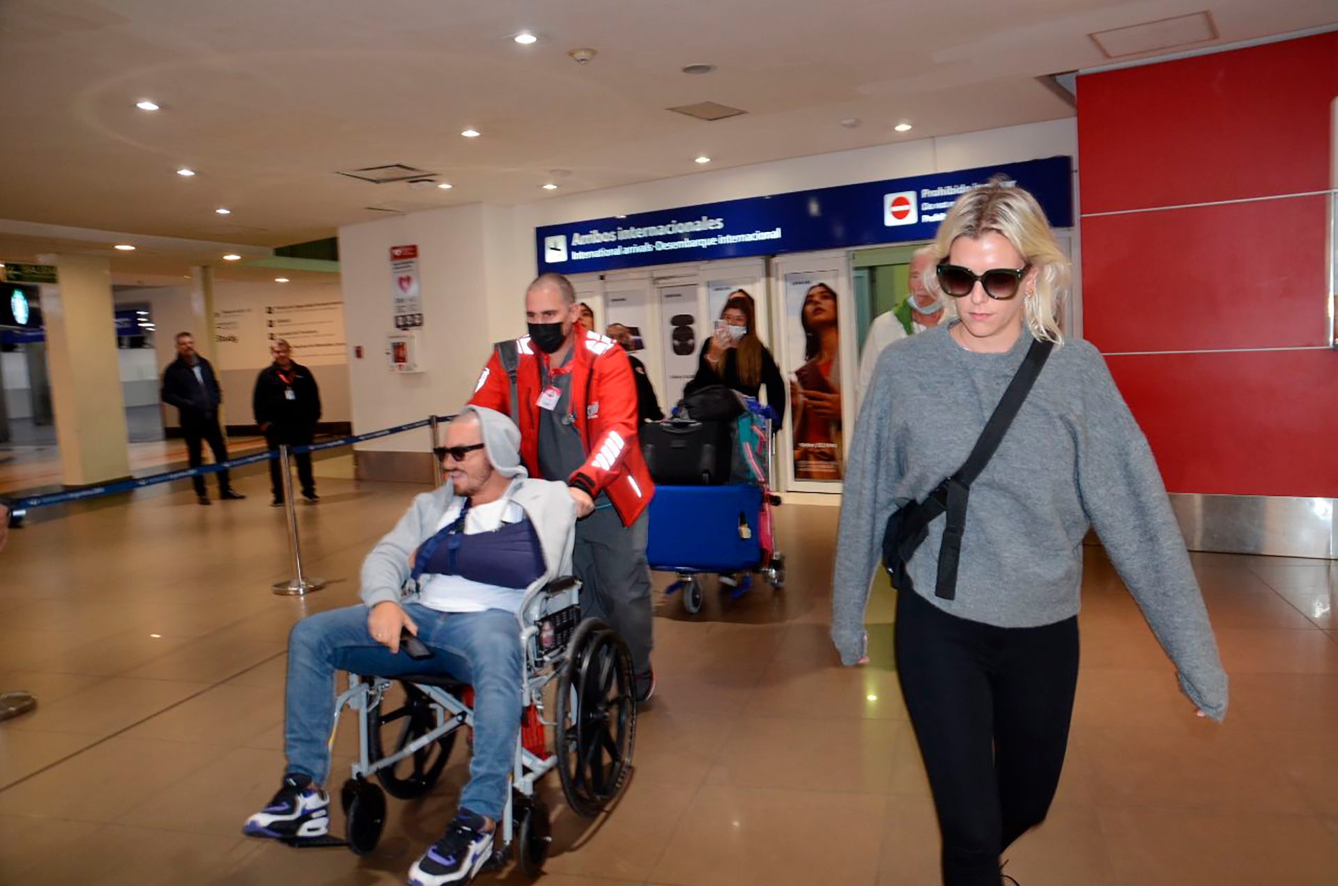 Fede Bal regresó a la Argentina. A su lado, su novia Sofía Aldrey (RS Fotos)