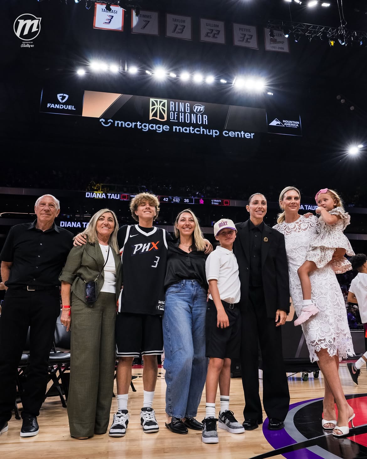 El conmovedor mensaje de Diana Taurasi, la mejor jugadora de b&aacute;squet, a sus padres argentinos en medio de un homenaje