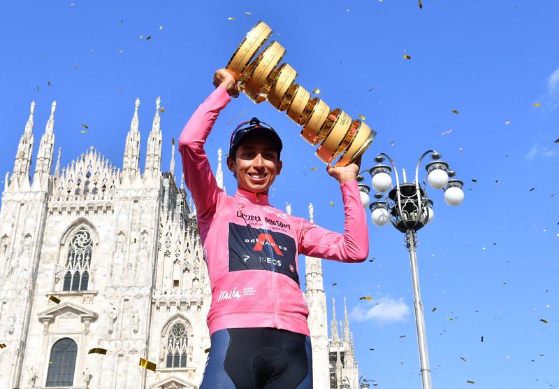 Foto de archivo. El ciclista colombiano Egan Bernal celebra con el trofeo de campeón después de ganar el Giro de Italia en Milán, Italia, 30 de mayo, 2021. REUTERS/Jennifer Lorenzini