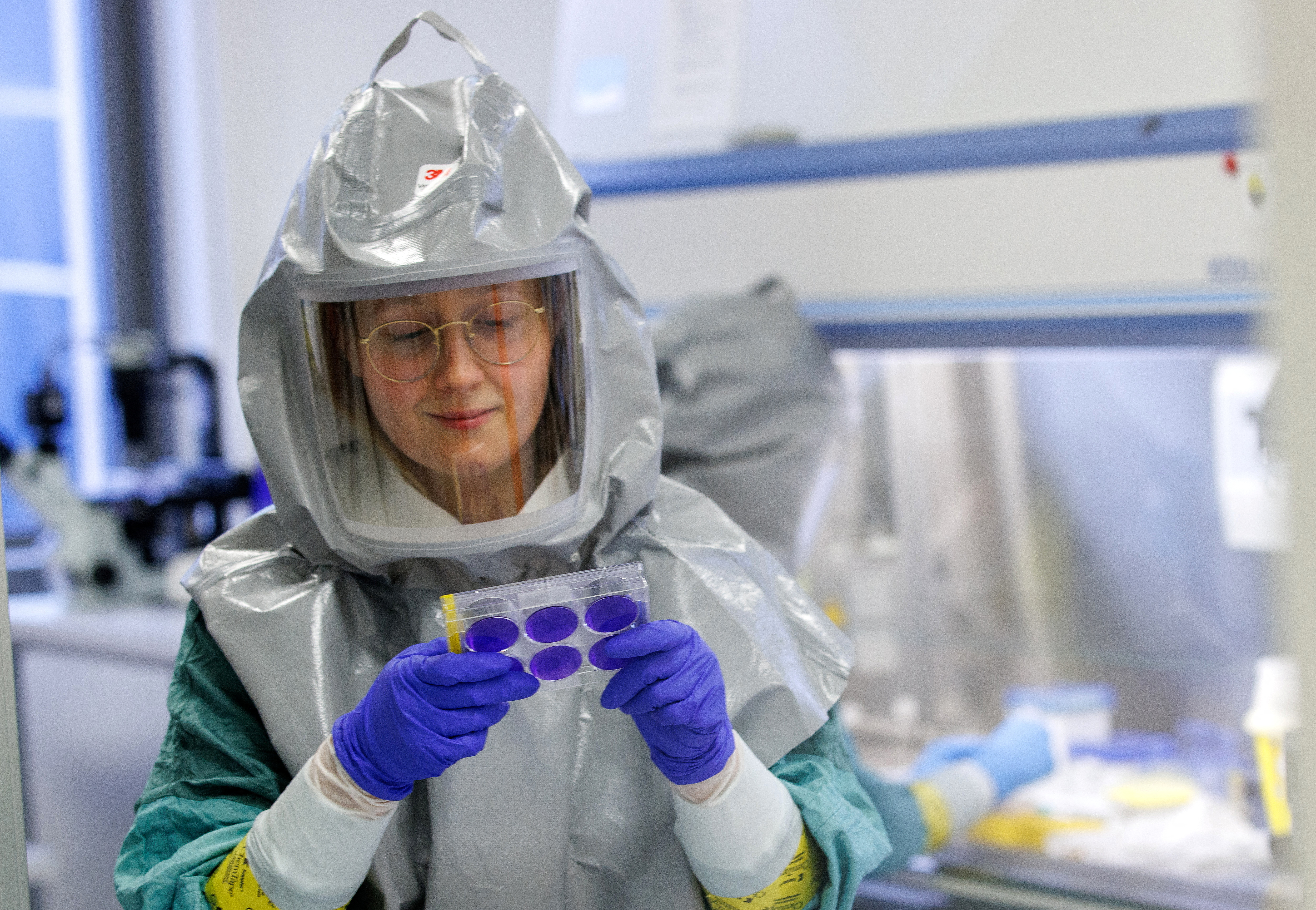 También, los tratamientos con anticuerpos monoclonales de Regeneron y Eli Lilly perdieron completamente su actividad neutralizadora contra la variante ( REUTERS/Lisi Niesner)